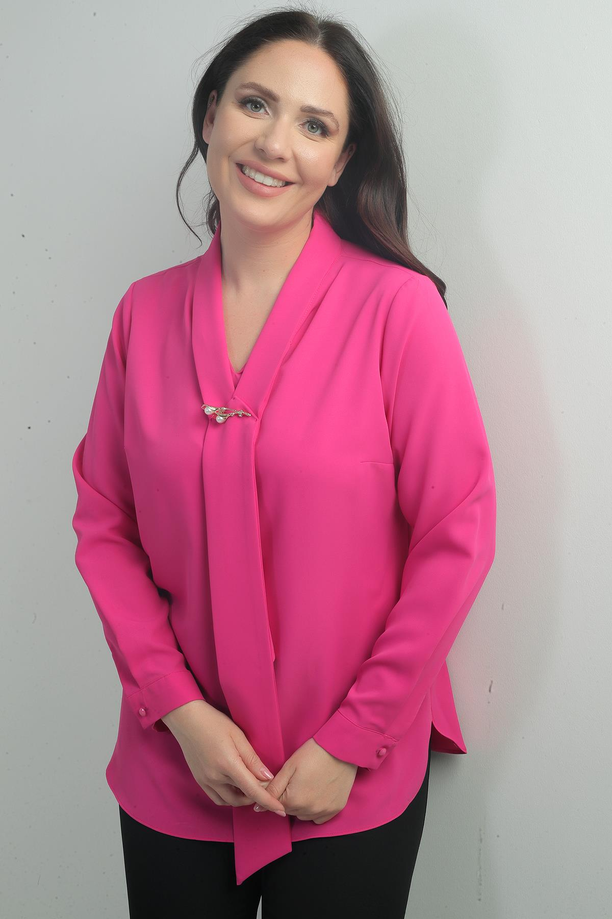 S-25Y1040001Kadın V Yaka Fularlı Krep Saten Büyük Beden Bluz