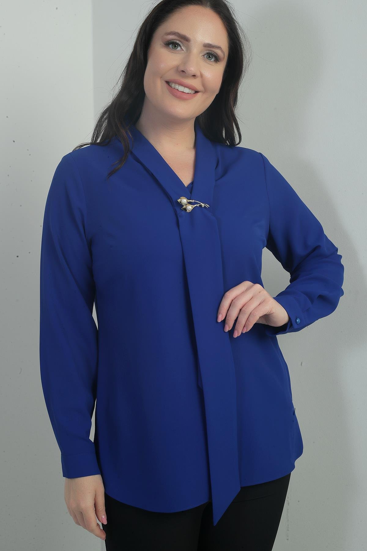 S-25Y1040001Kadın V Yaka Fularlı Krep Saten Büyük Beden Bluz