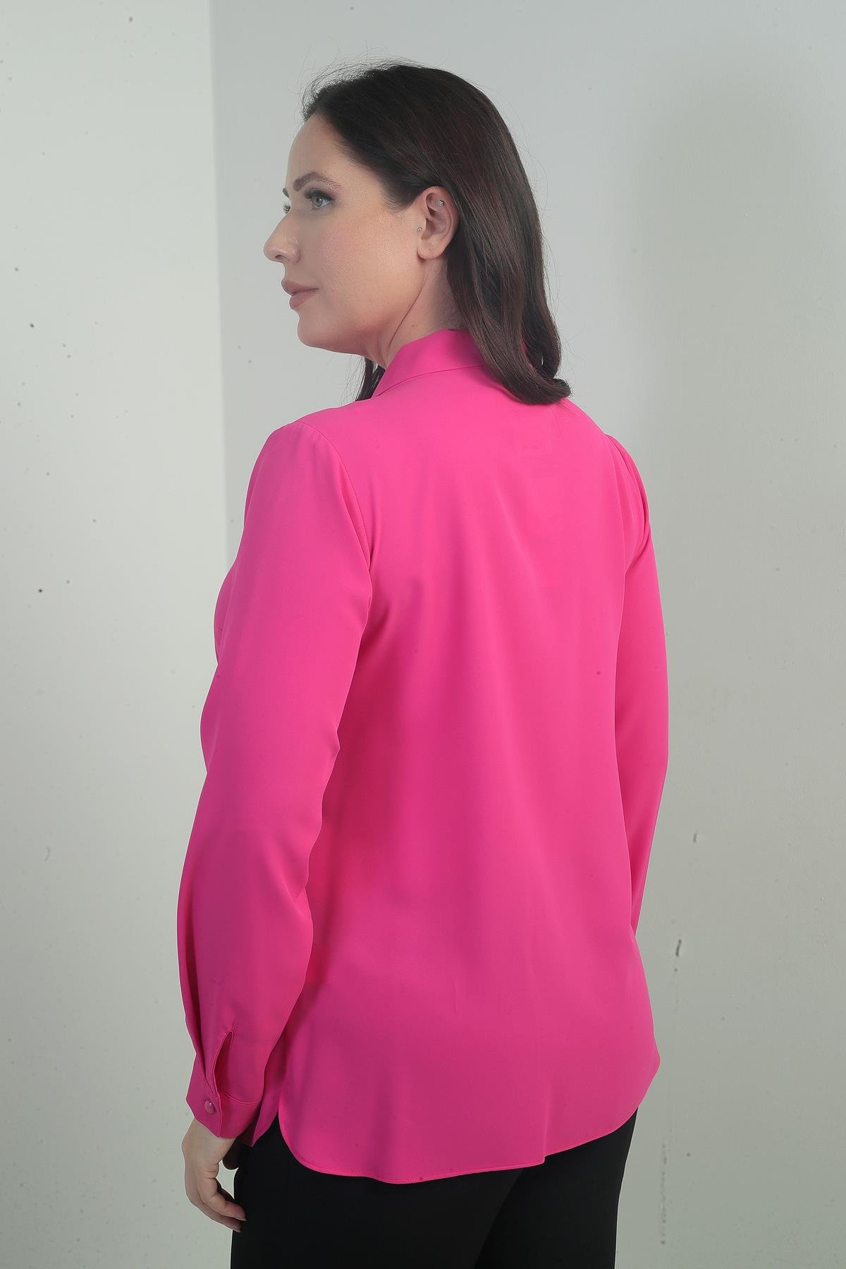 S-25Y1040001Kadın V Yaka Fularlı Krep Saten Büyük Beden Bluz