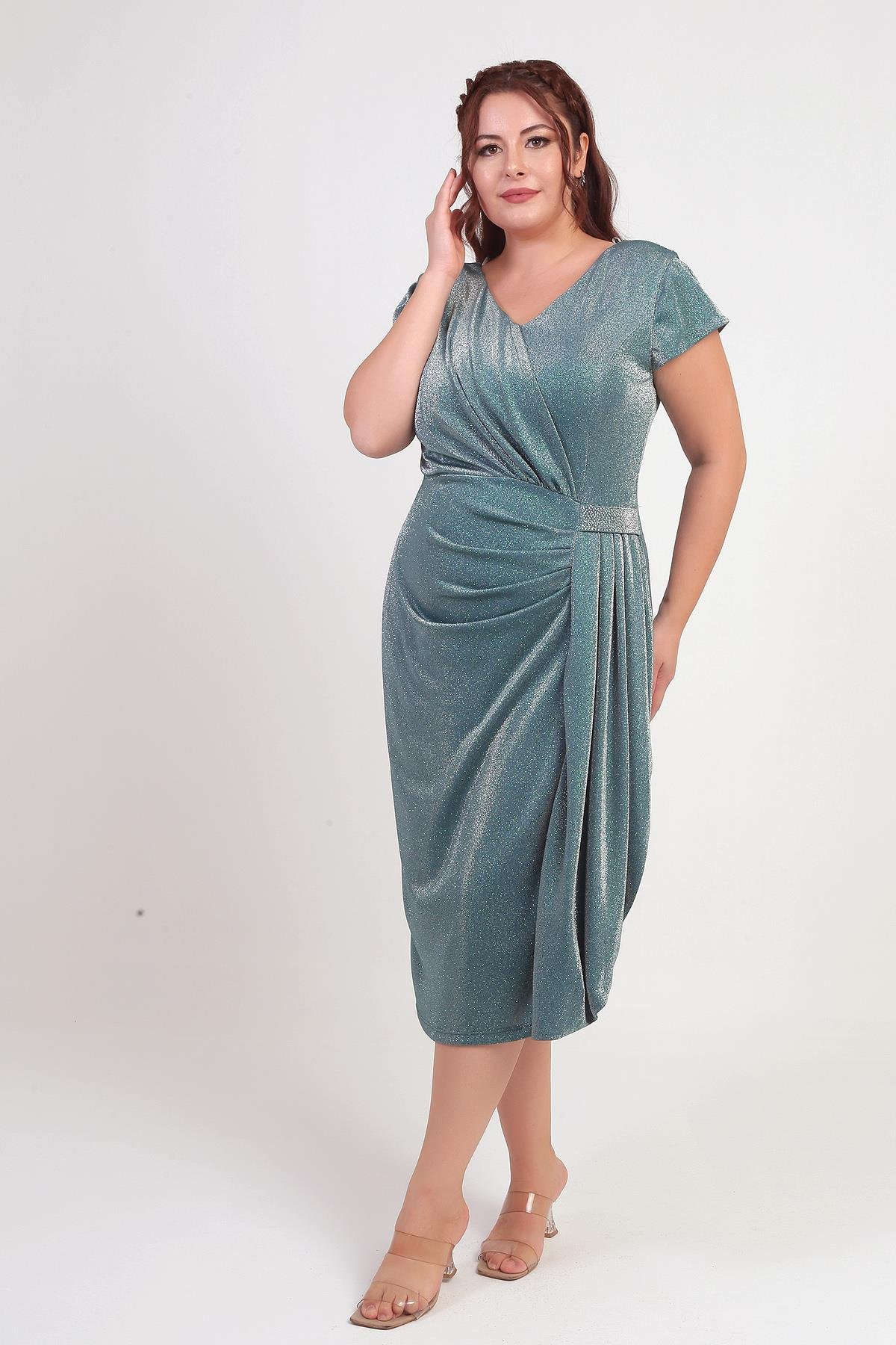 S-25Y1040005Kadın Ön Arka V Yaka Beli Taş Detaylı Astarlı Simli Sandy Kumaş Büyük Beden Midi Elbise