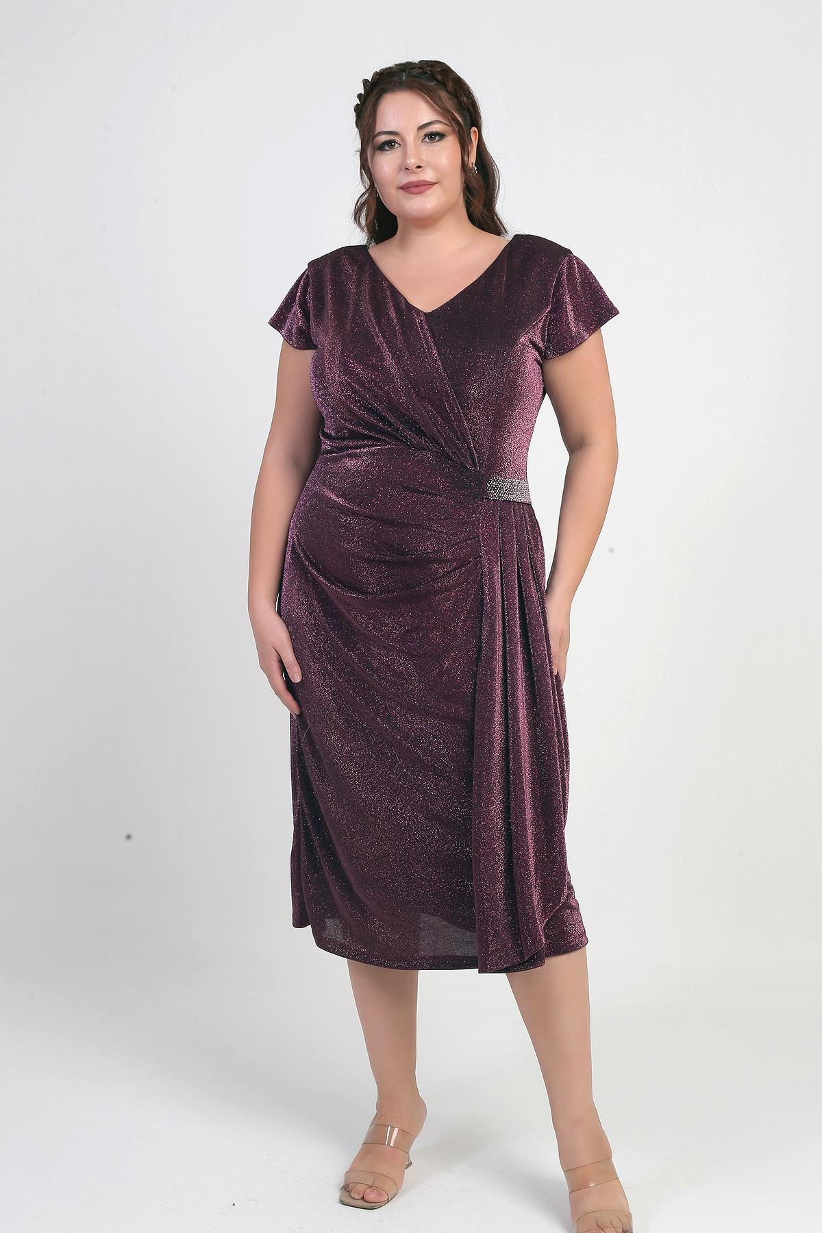 S-25Y1040005Kadın Ön Arka V Yaka Beli Taş Detaylı Astarlı Simli Sandy Kumaş Büyük Beden Midi Elbise