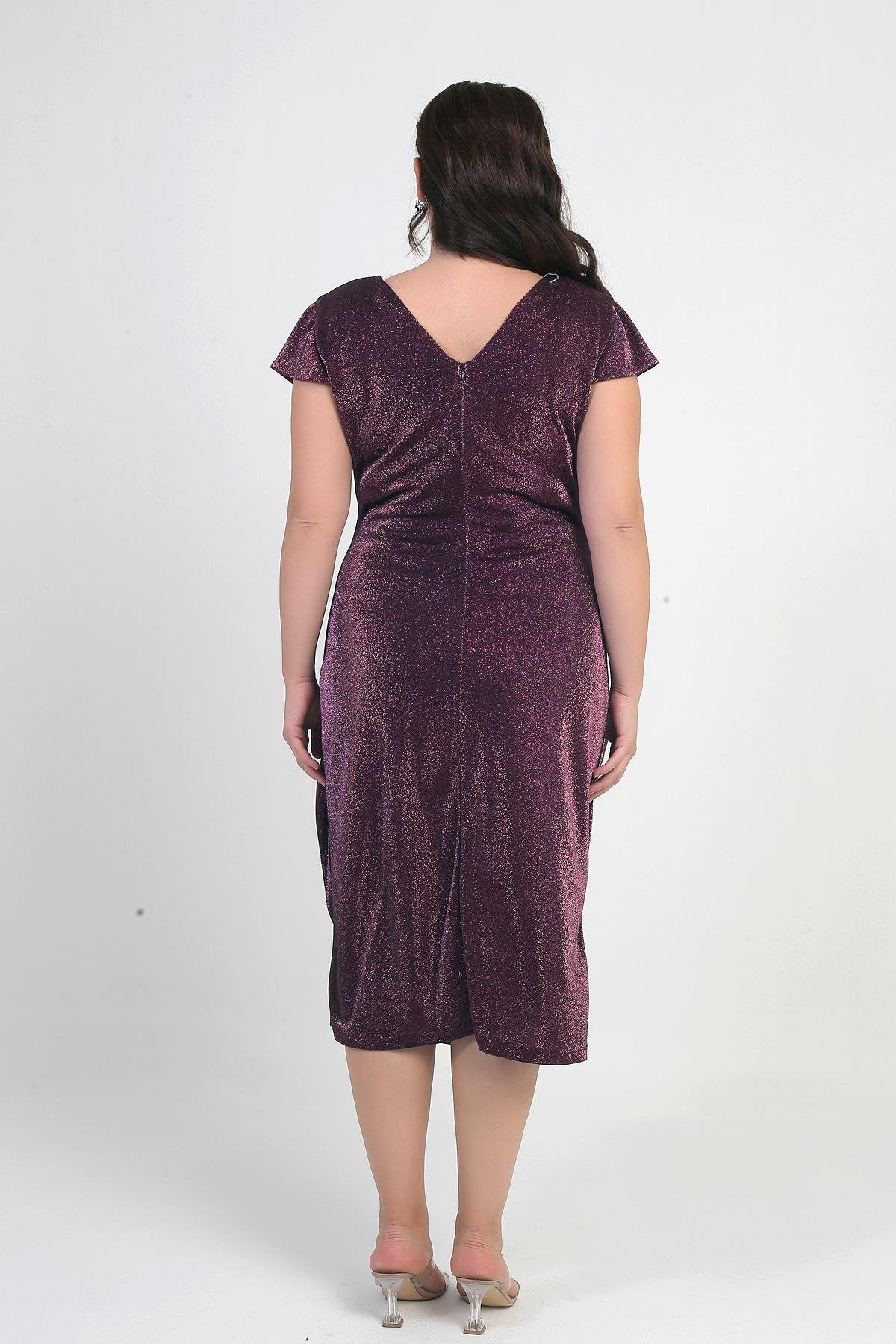 S-25Y1040005Kadın Ön Arka V Yaka Beli Taş Detaylı Astarlı Simli Sandy Kumaş Büyük Beden Midi Elbise