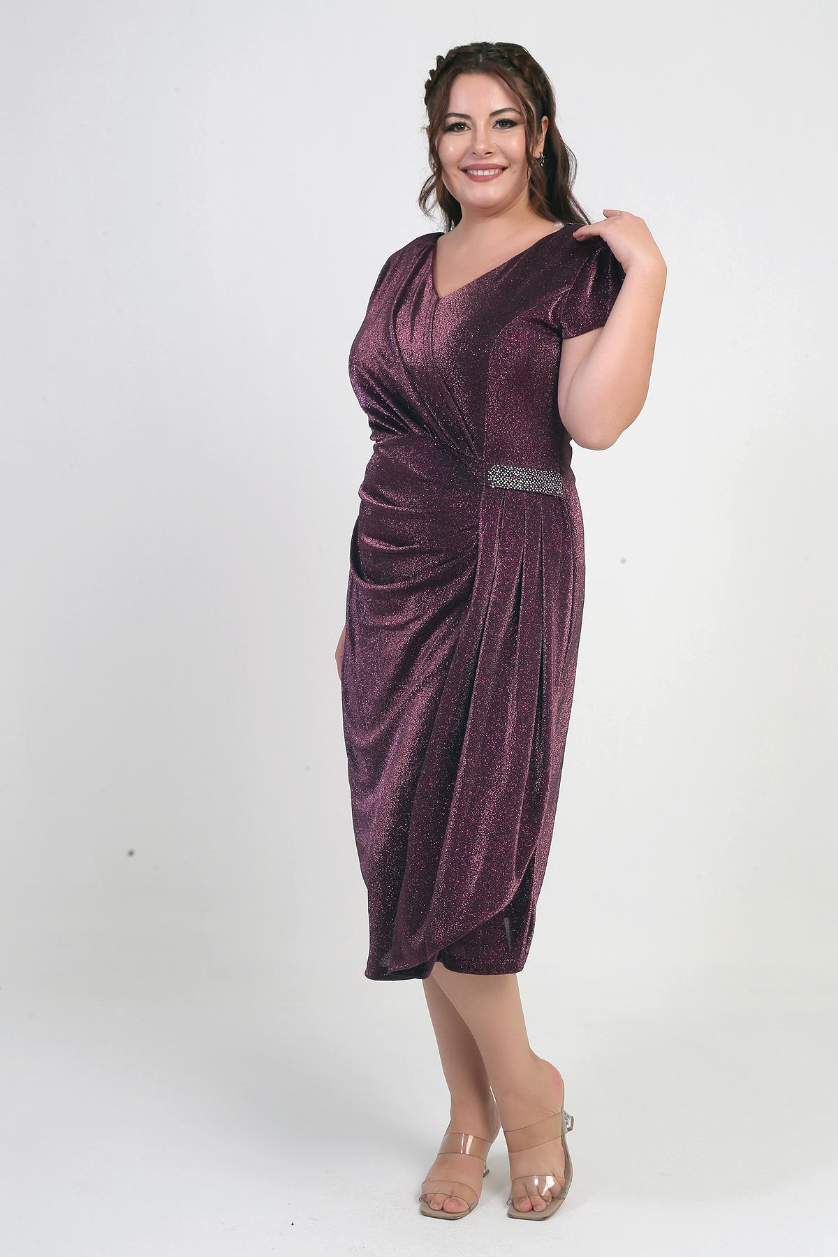 S-25Y1040005Kadın Ön Arka V Yaka Beli Taş Detaylı Astarlı Simli Sandy Kumaş Büyük Beden Midi Elbise