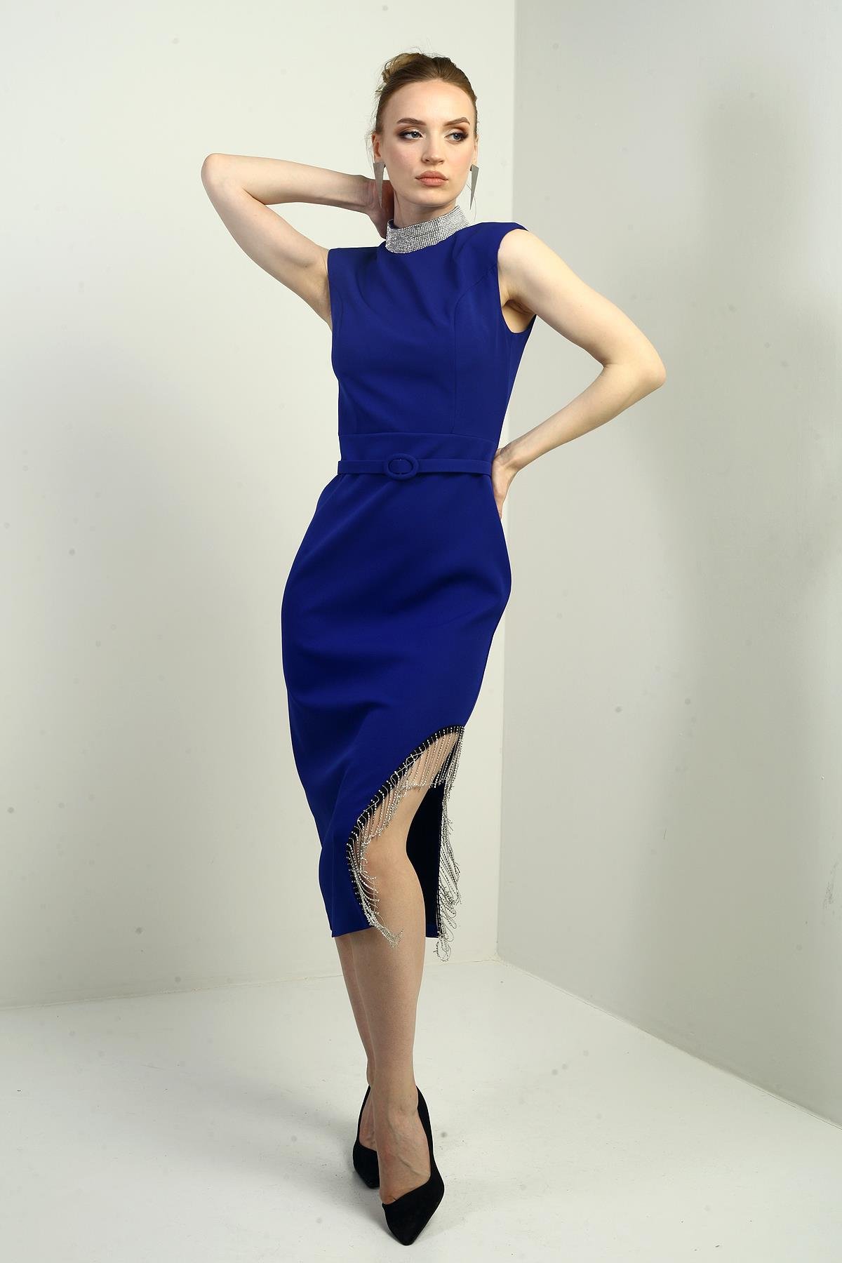 S-25Y2580008Kadın Taşlı Hakim Yaka Beli Kemerli Yanı Zincir Detaylı Yırtmaçlı Kendinden Telalı Midi Elbise