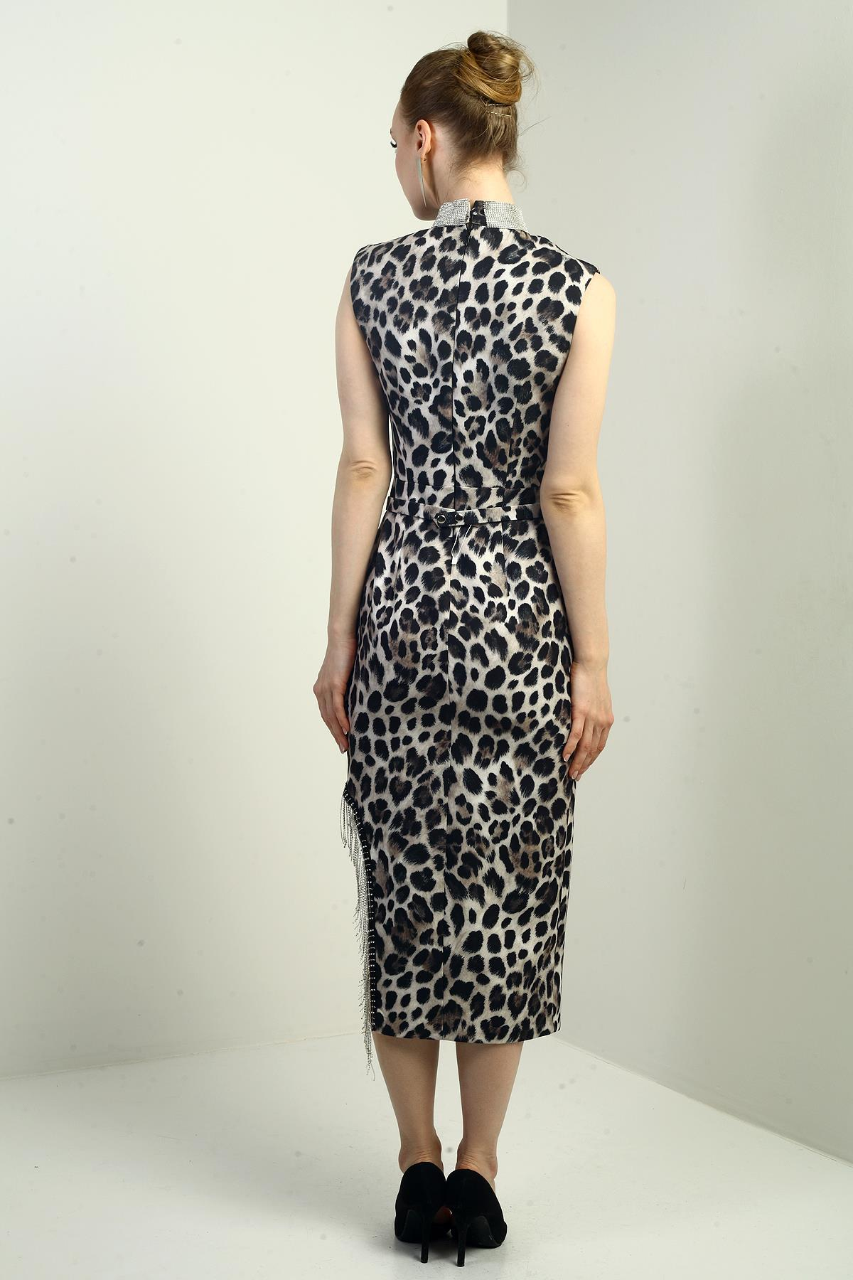 S-25Y2580010Kadın  Taşlı Hakim Yaka Beli Kemerli Yanı Zincir Detay Yırtmaçlı Leopar Desen Krep Saten Midi Elbise
