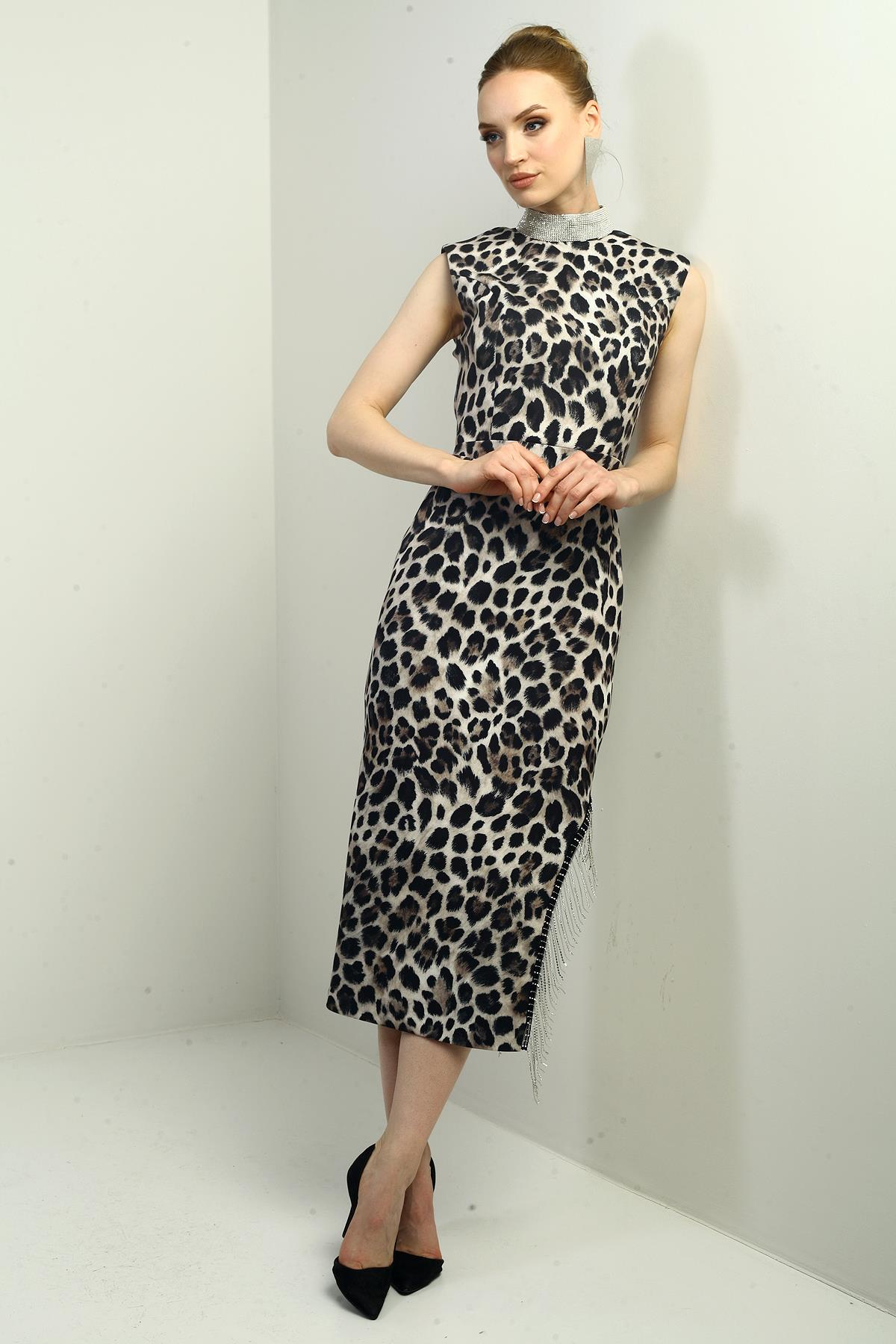 S-25Y2580010Kadın  Taşlı Hakim Yaka Beli Kemerli Yanı Zincir Detay Yırtmaçlı Leopar Desen Krep Saten Midi Elbise