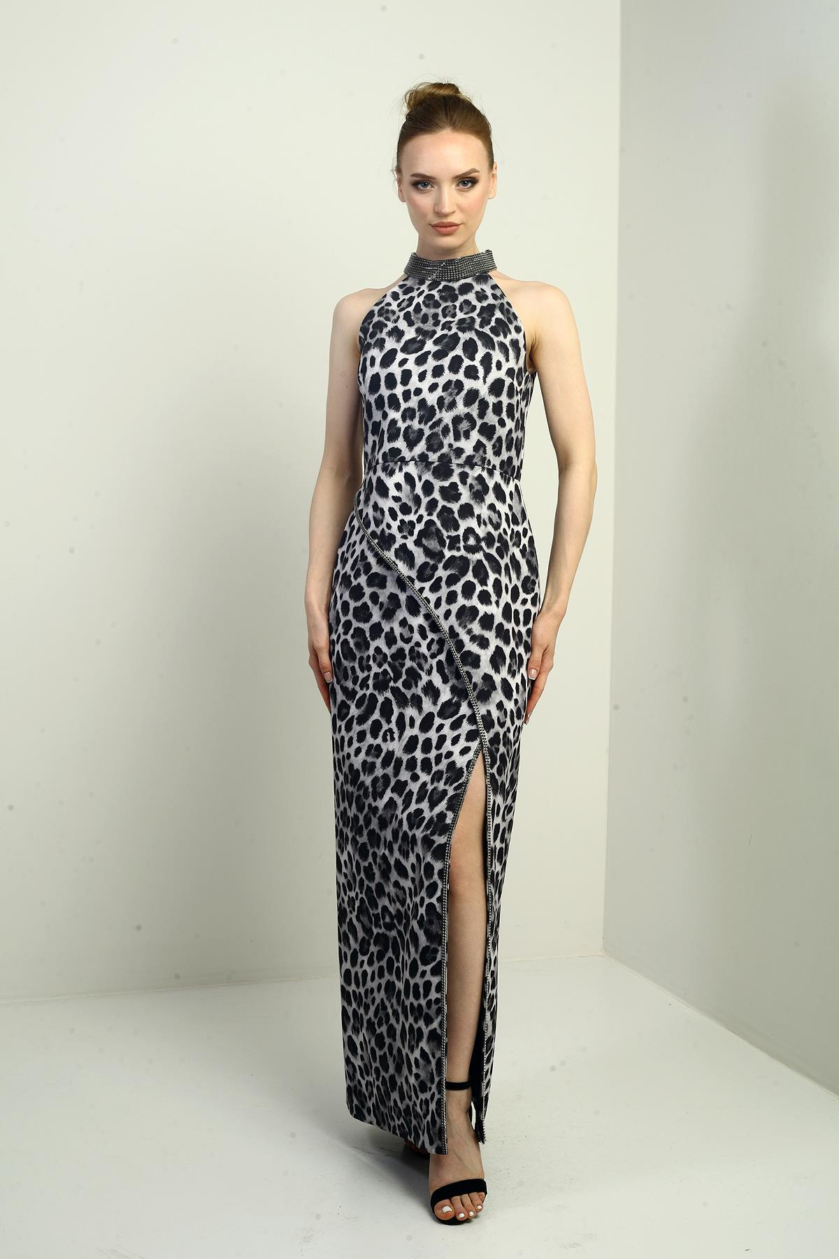 S-25Y2580016Kadın Taş Detaylı Halter Yaka Leopar Desenli Kendinden Telalı Midi Elbise