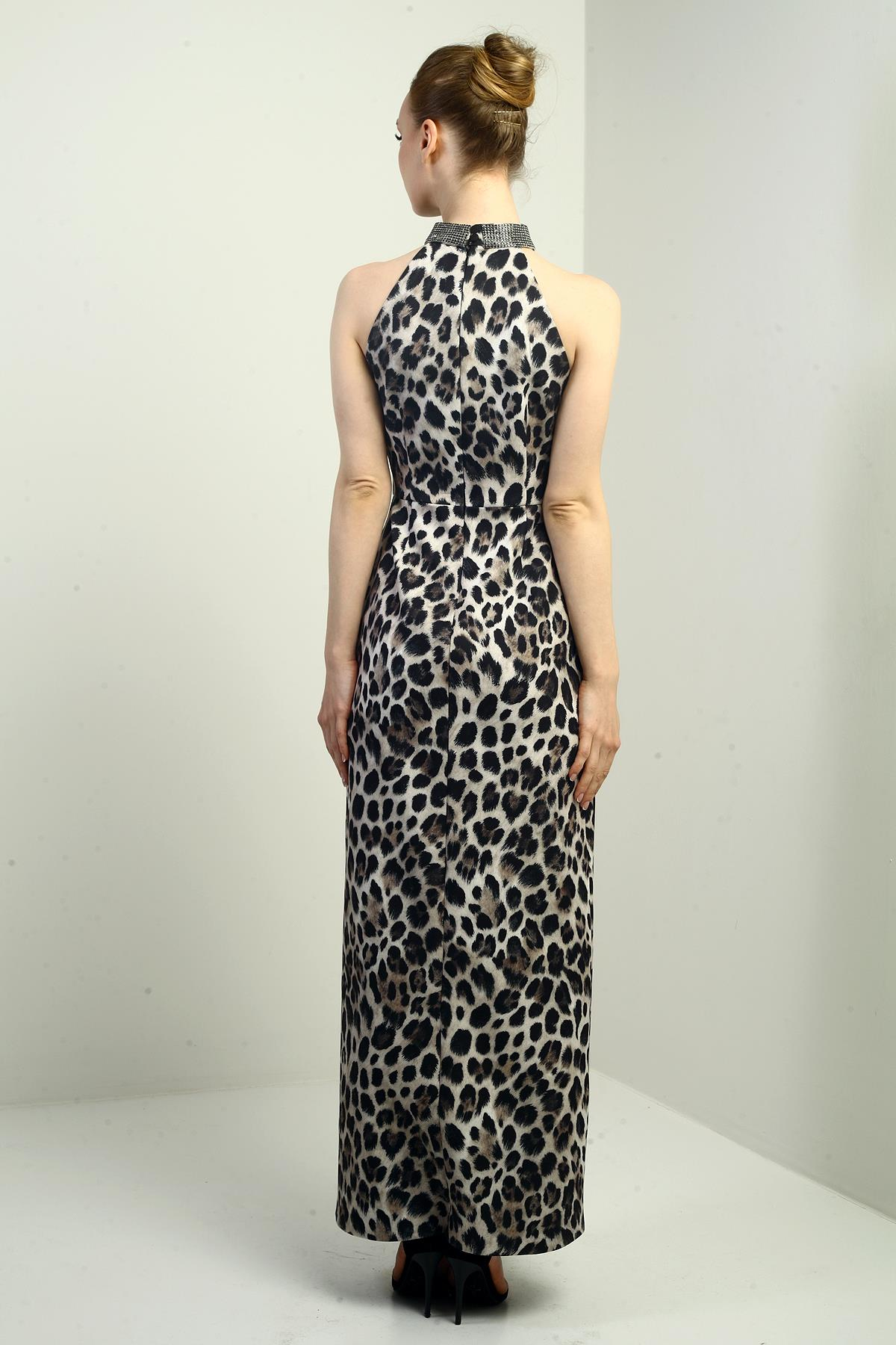 S-25Y2580016Kadın Taş Detaylı Halter Yaka Leopar Desenli Kendinden Telalı Midi Elbise