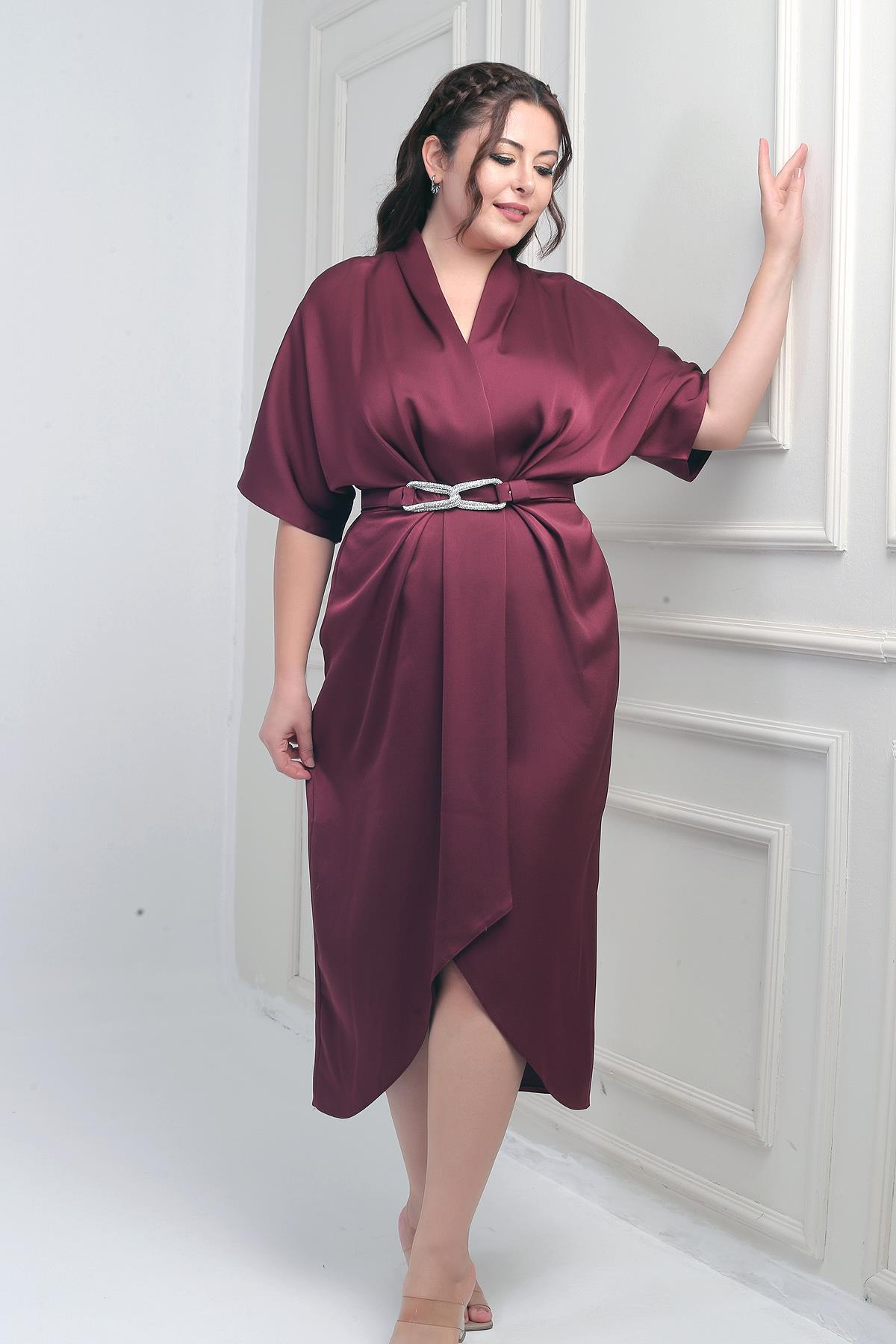 S-25Y2580035Kadın Kruvaze Yaka Kısa Yarasa Kollu Çift Pileli Krep Saten Büyük Beden Midi Tasarım Elbise