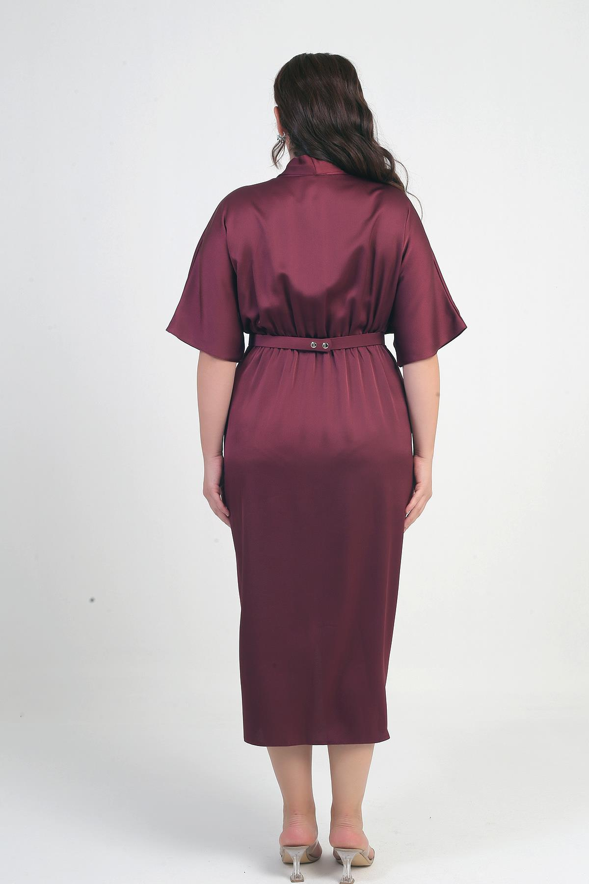 S-25Y2580035Kadın Kruvaze Yaka Kısa Yarasa Kollu Çift Pileli Krep Saten Büyük Beden Midi Tasarım Elbise