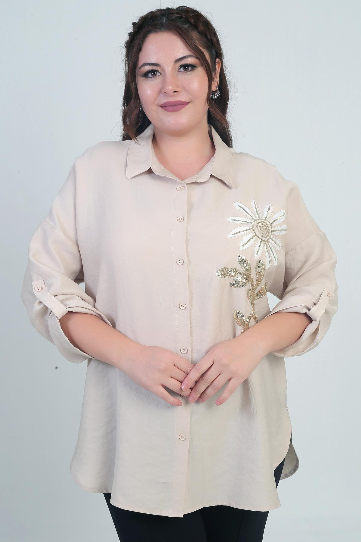 S-25Y4040032Kadın Kol Katlamalı Çiçek Aplikeli Yanları Yırtmaçlı Büyük Beden Gömlek