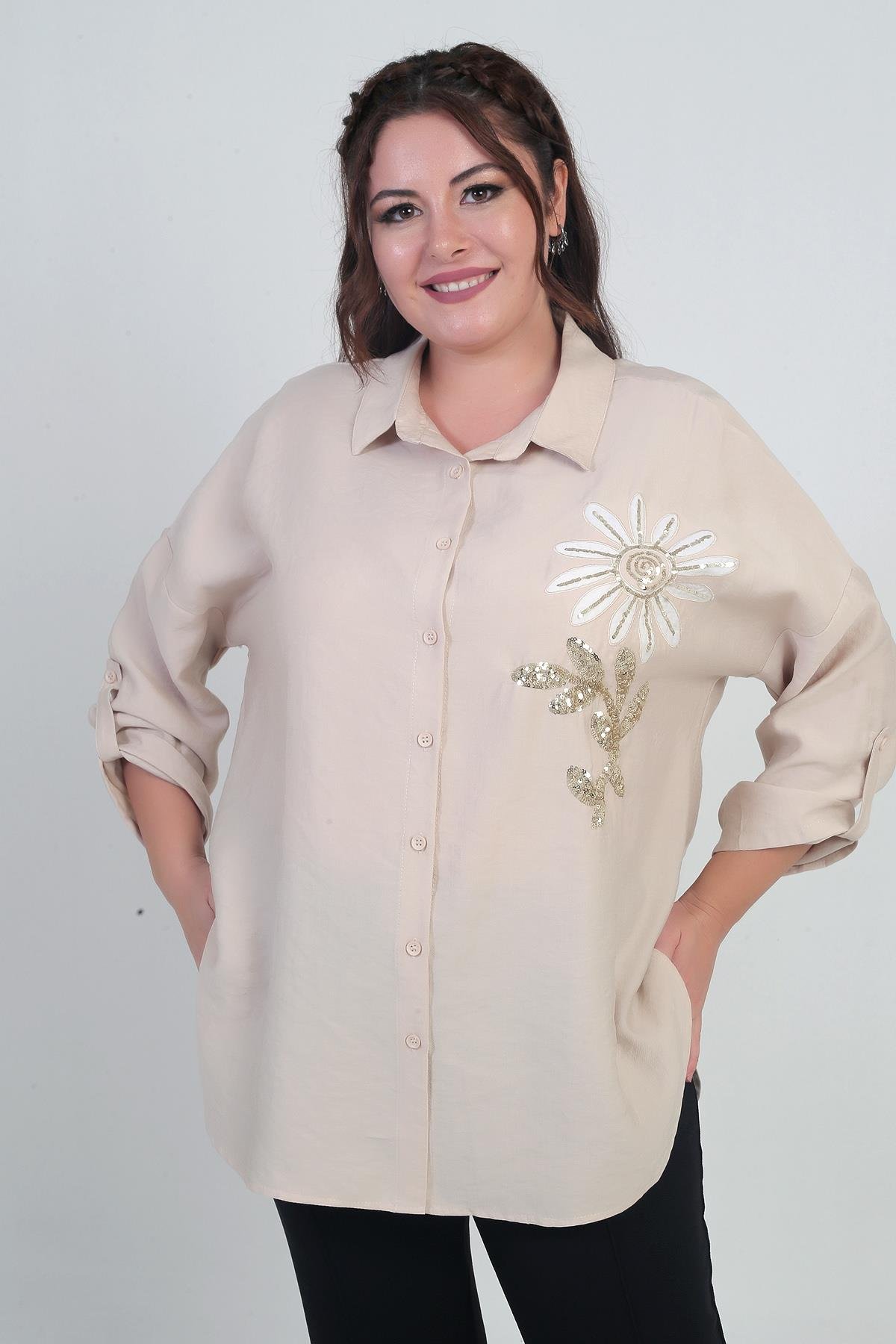 S-25Y4040032Kadın Kol Katlamalı Çiçek Aplikeli Yanları Yırtmaçlı Büyük Beden Gömlek