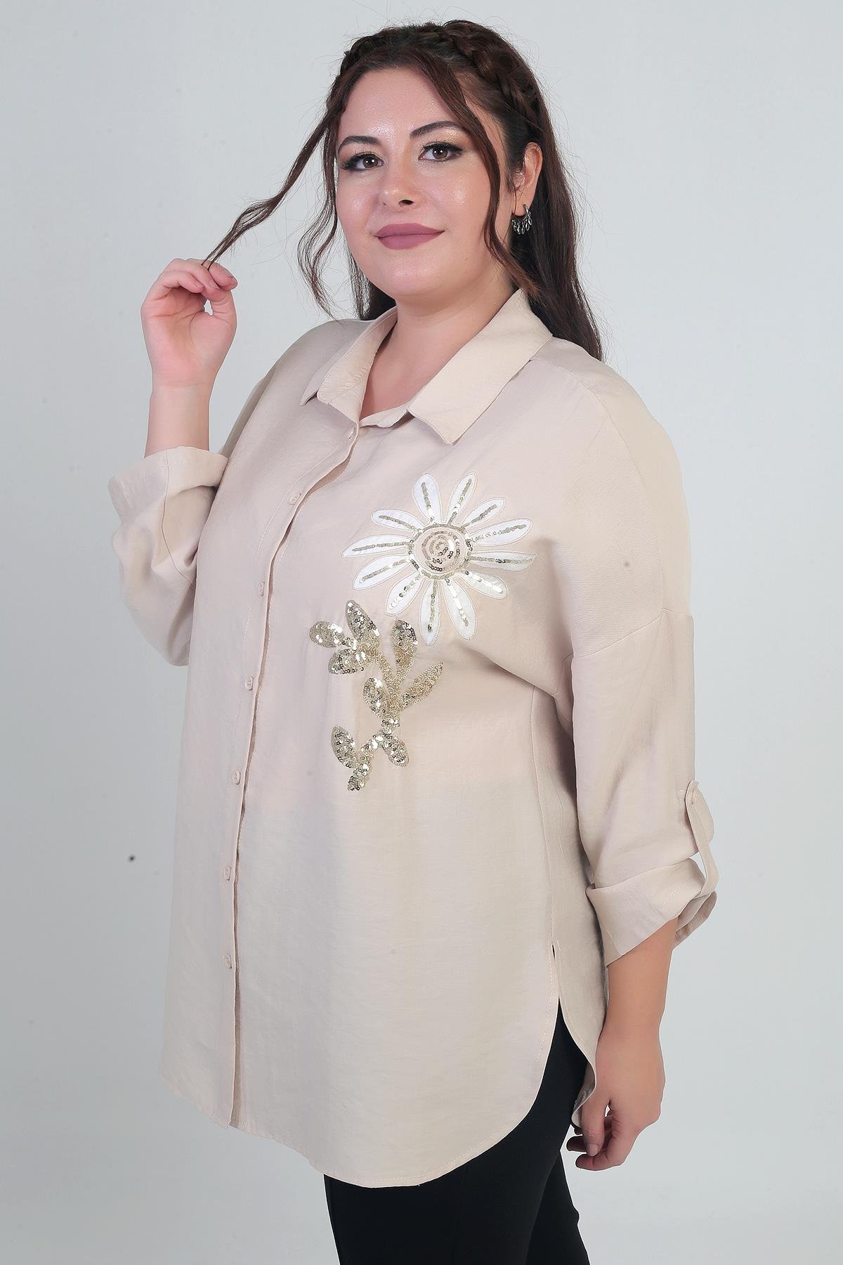 S-25Y4040032Kadın Kol Katlamalı Çiçek Aplikeli Yanları Yırtmaçlı Büyük Beden Gömlek