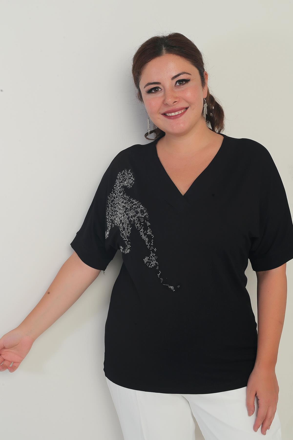 S-25Y4170001Kadın V Yaka Kısa Yarasa kollu Taş Detaylı Aslanlı Likralı Büyük Beden Bluz