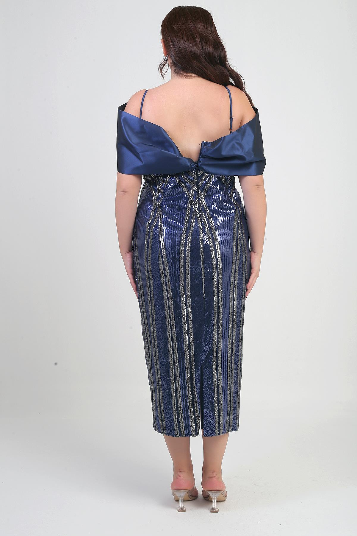 S-25Y4360010Kadın İnce Askılı Saten Fiyonk Kayık Yaka Pul İşlemeli Astarlı Büyük Beden Midi Elbise