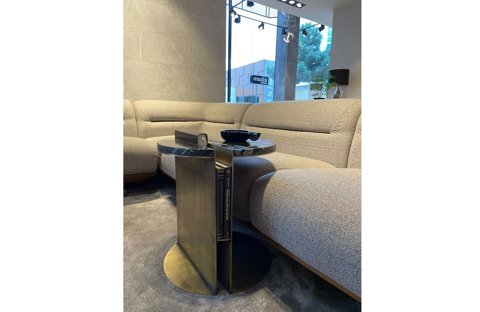 Lisaa ST- Bölmeli Yan Sehpa Pirinç