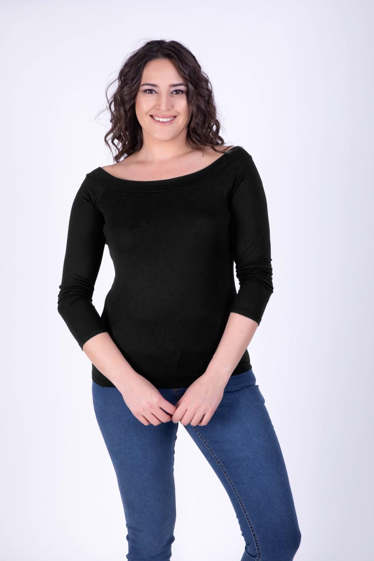 Karmen Yaka Siyah Tişört