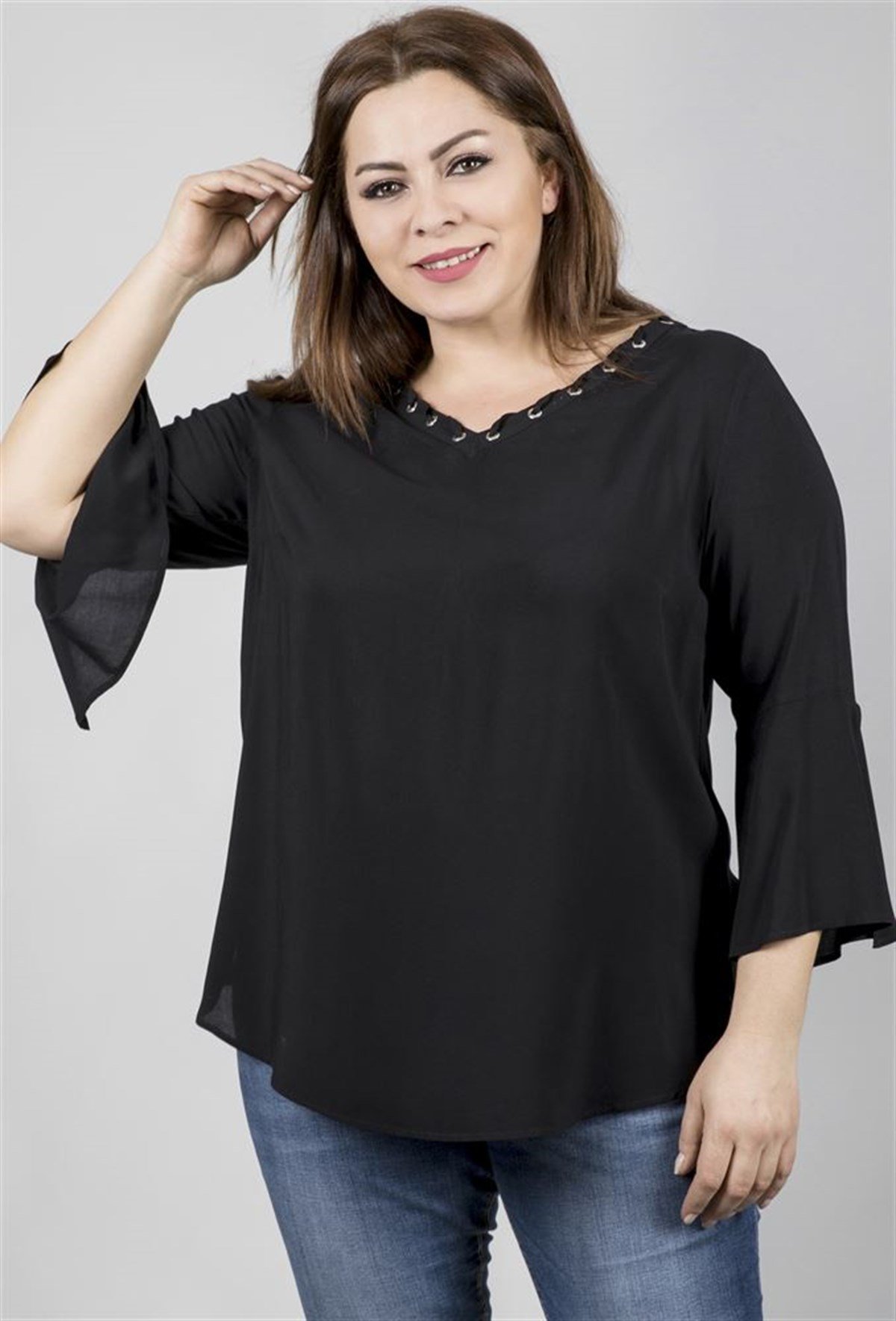 Kuşgözü Detaylı V Yakalı 3/4 Kollu Bluz