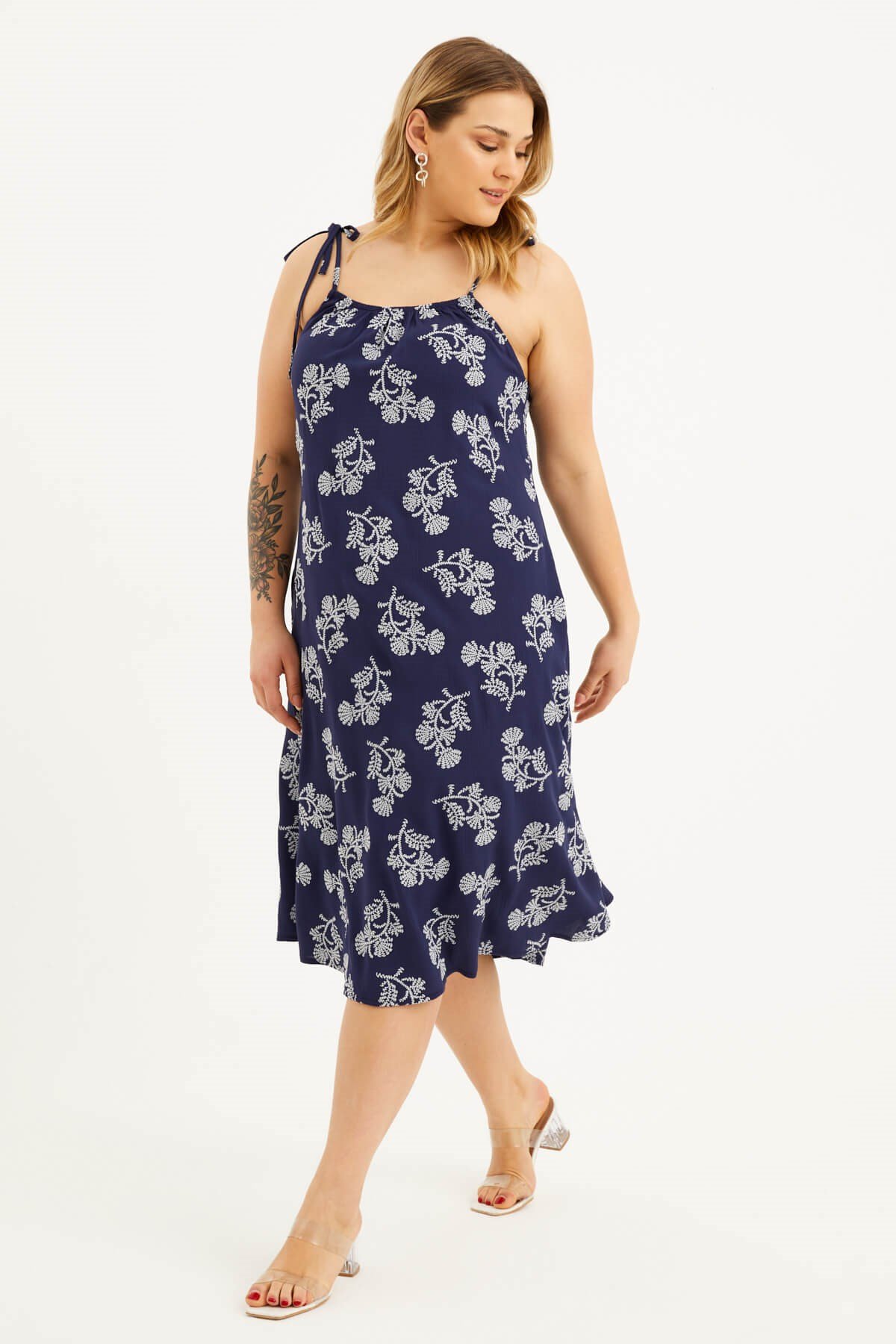 Bağlama Detaylı Yakası Büzgülü Elbise