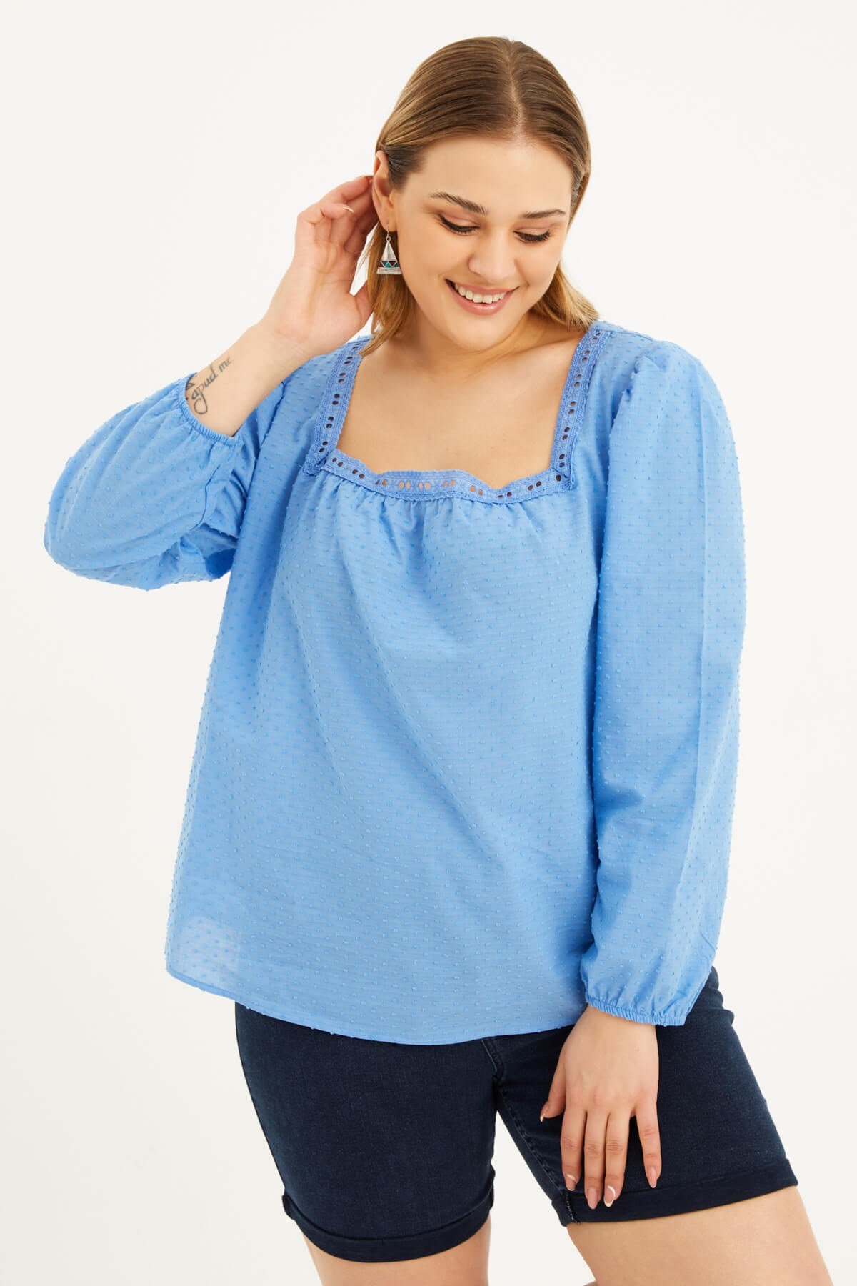 Kare Yaka Nakışlı Bluz