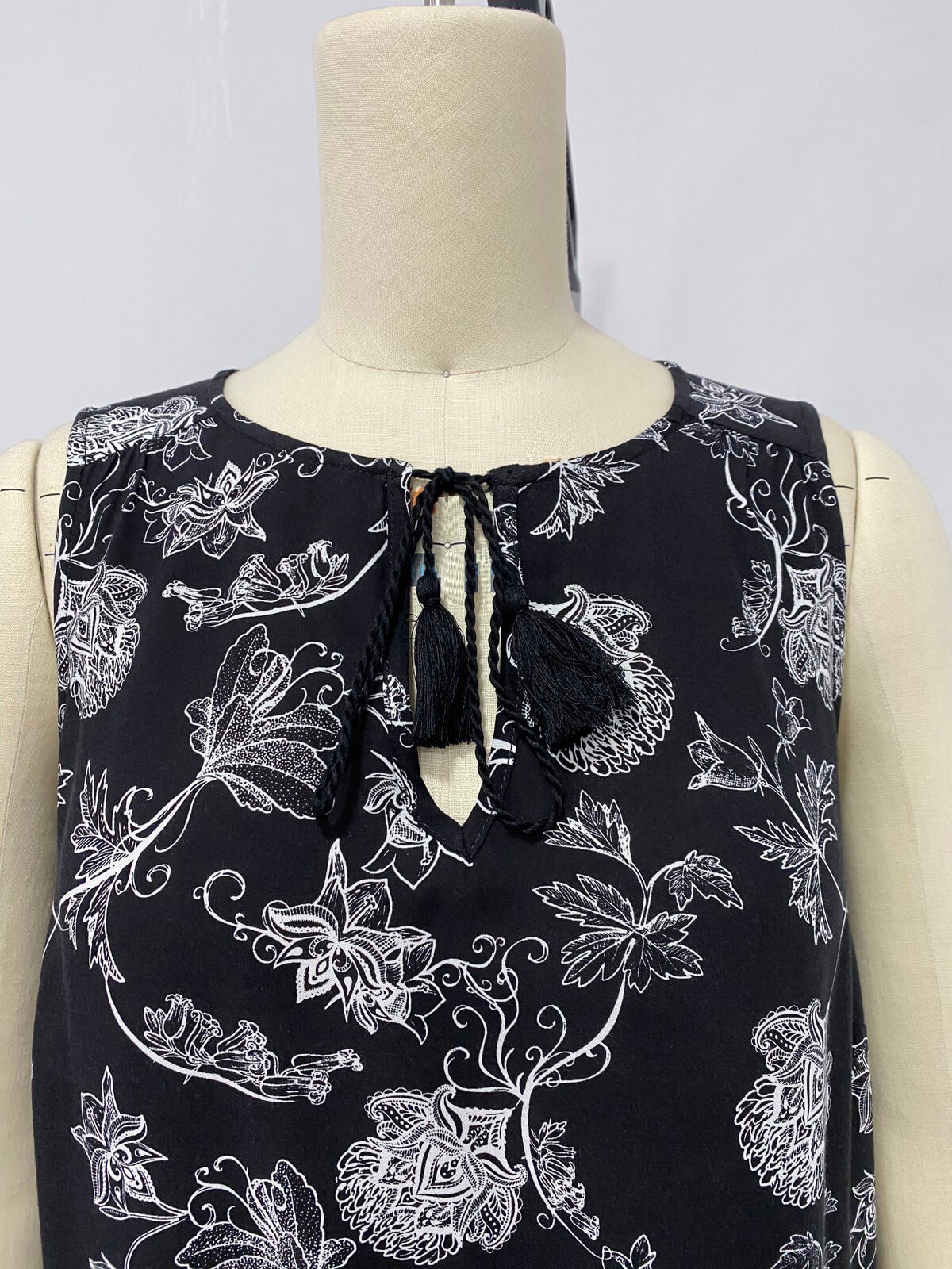 Myline-Önü Bağcıklı Kolsuz Bluz-Büyük Beden Outlet-66551