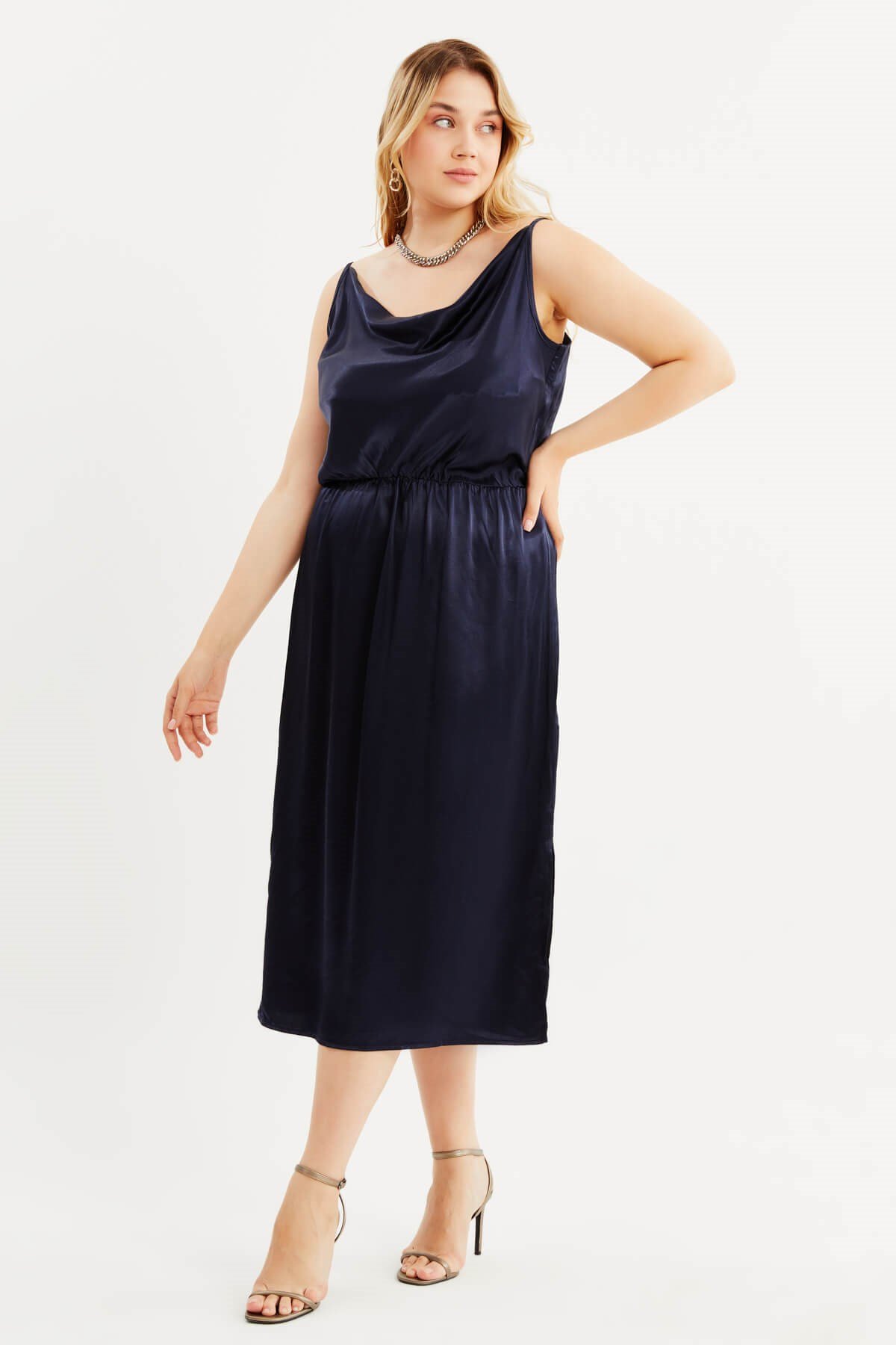 Saten Degaje Yaka Yırtmaçlı Elbise