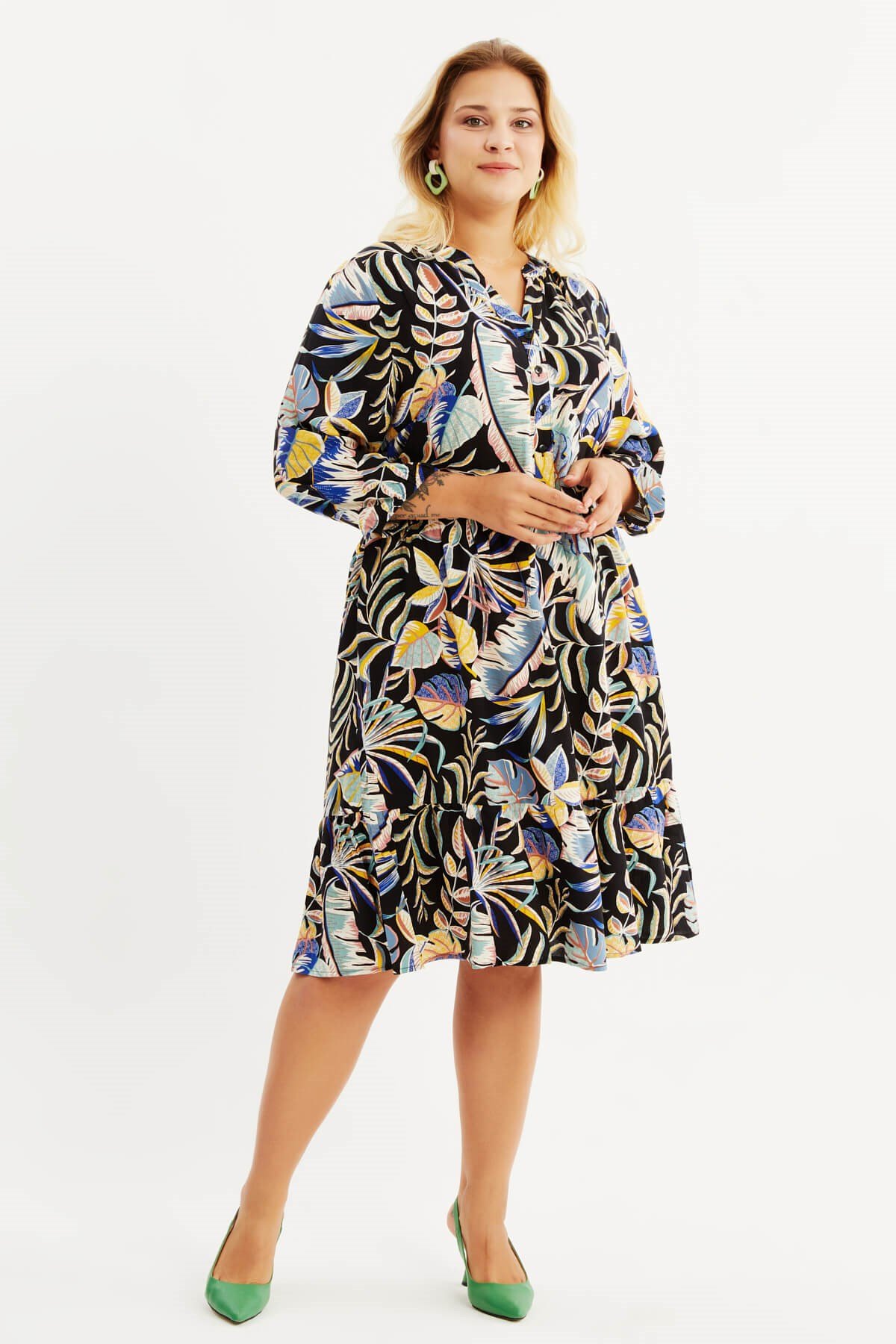 V Yaka Fırfırlı Elbise