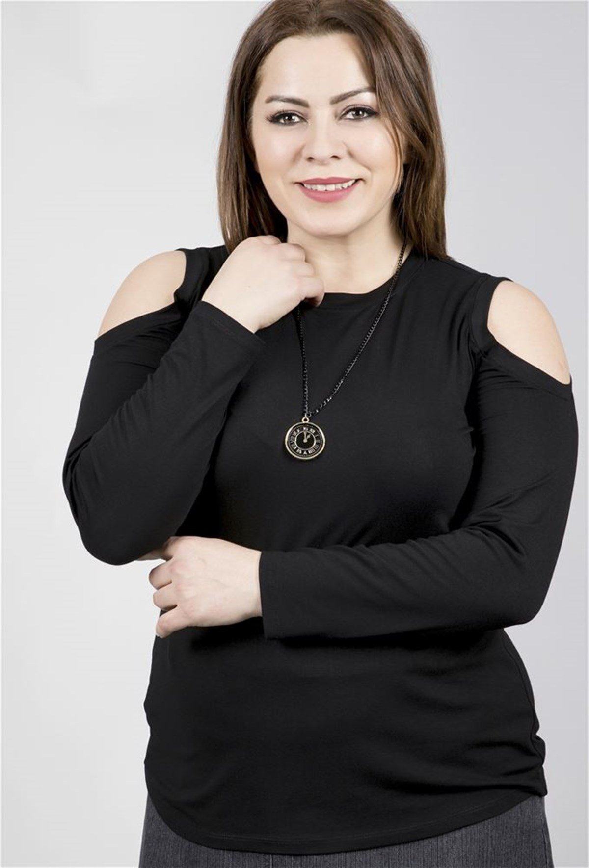 Omuzları Açık Kolyeli Uzun Kol Tişört