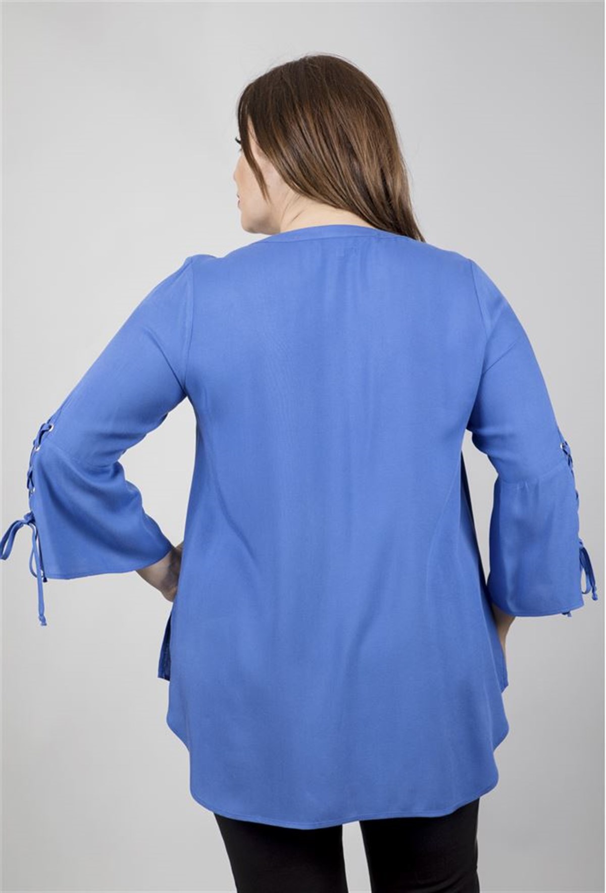 V-Yakalı Kolları Kuşgözlü Detaylı BluzMYLINE23439-m