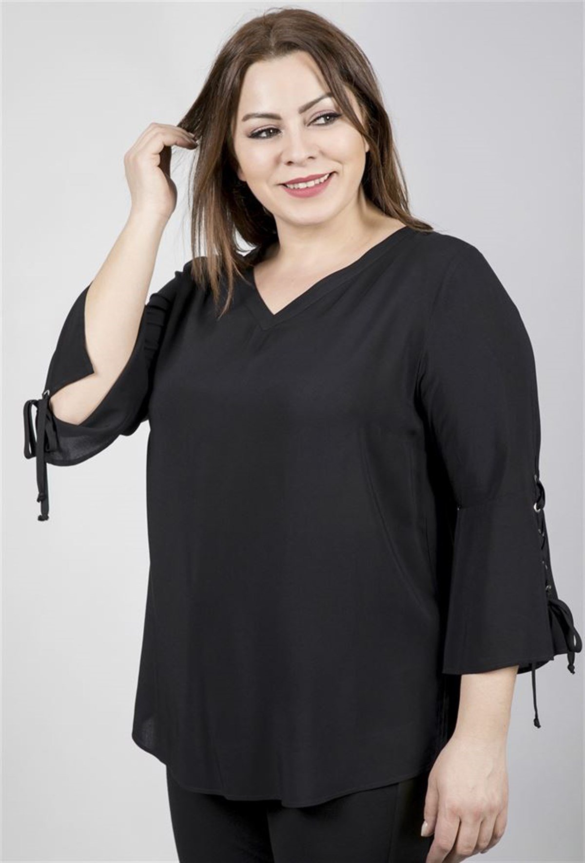 V-Yakalı Kolları Kuşgözlü Detaylı BluzMYLINE23438-m