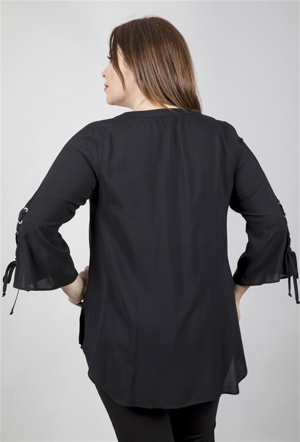 V-Yakalı Kolları Kuşgözlü Detaylı BluzMYLINE23438-m