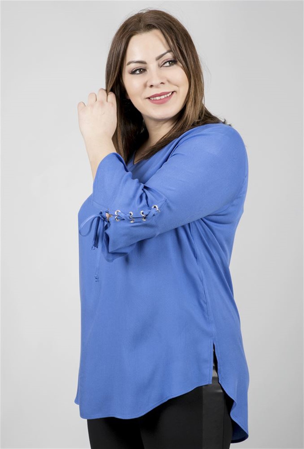 V-Yakalı Kolları Kuşgözlü Detaylı BluzMYLINE23439-m