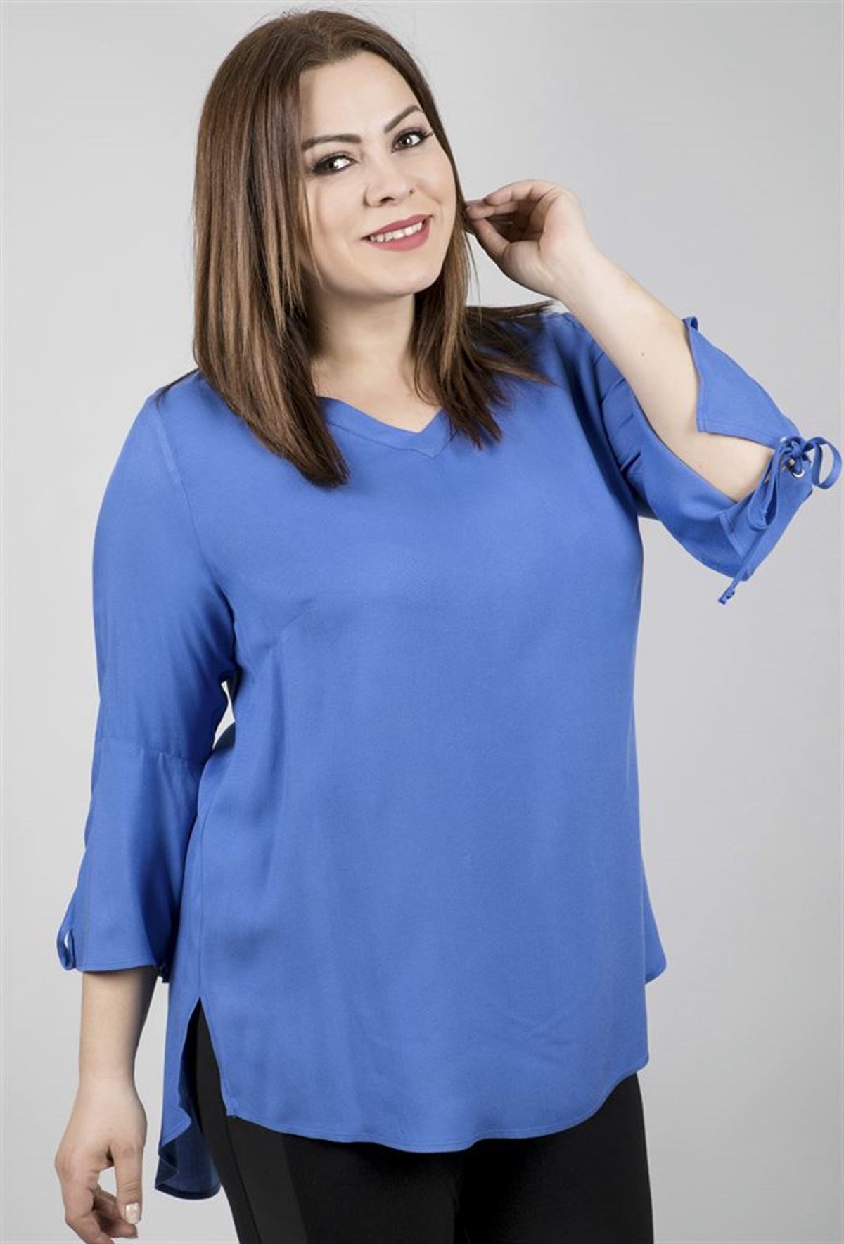 V-Yakalı Kolları Kuşgözlü Detaylı BluzMYLINE23439-m