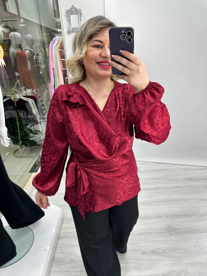 Bordo Degaje Yaka Leopar Desenli Saten Yaka Çiçek Detaylı Uzun Kollu Yandan Bağlamalı Bluz stp 27k1684