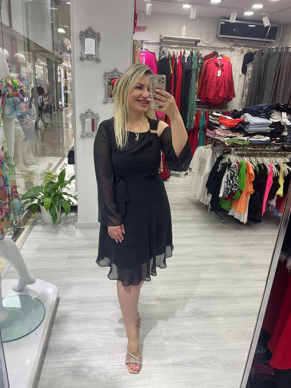 Casela S Tokalı Uzun Kollu Siyah Şifon Elbise · 3