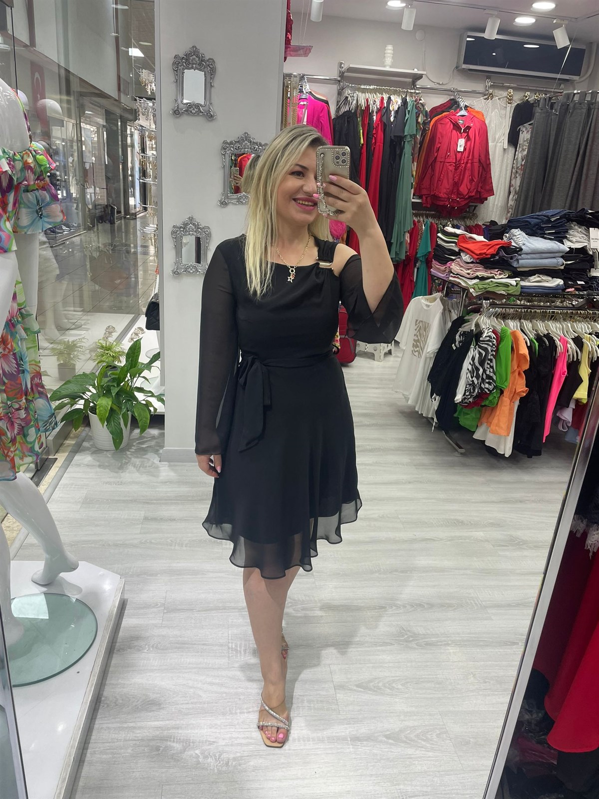 Casela S Tokalı Uzun Kollu Siyah Şifon Elbise · 5