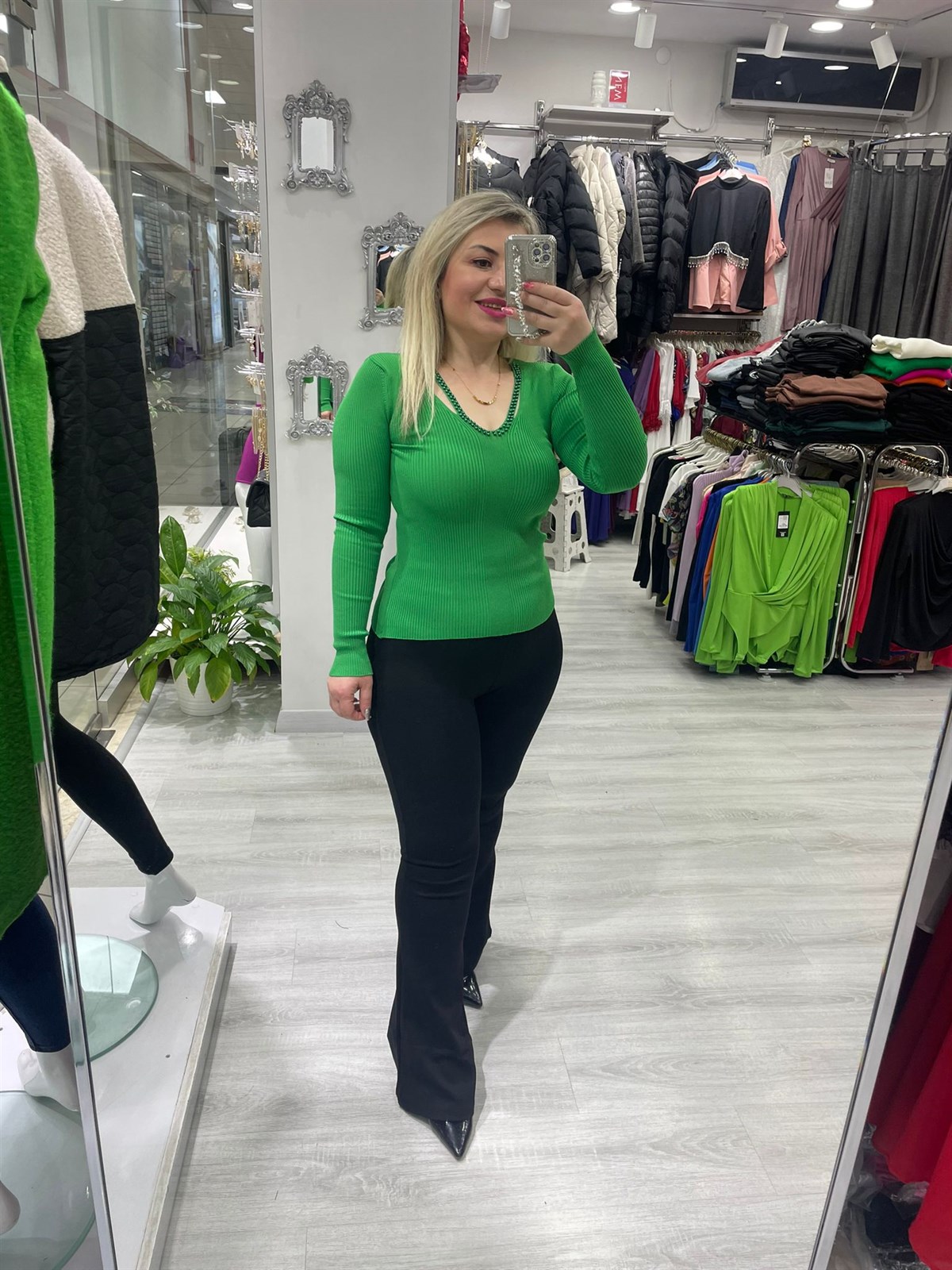 Çimen Yeşili  V Yaka Boncuk Detaylı Triko Kazak · 4