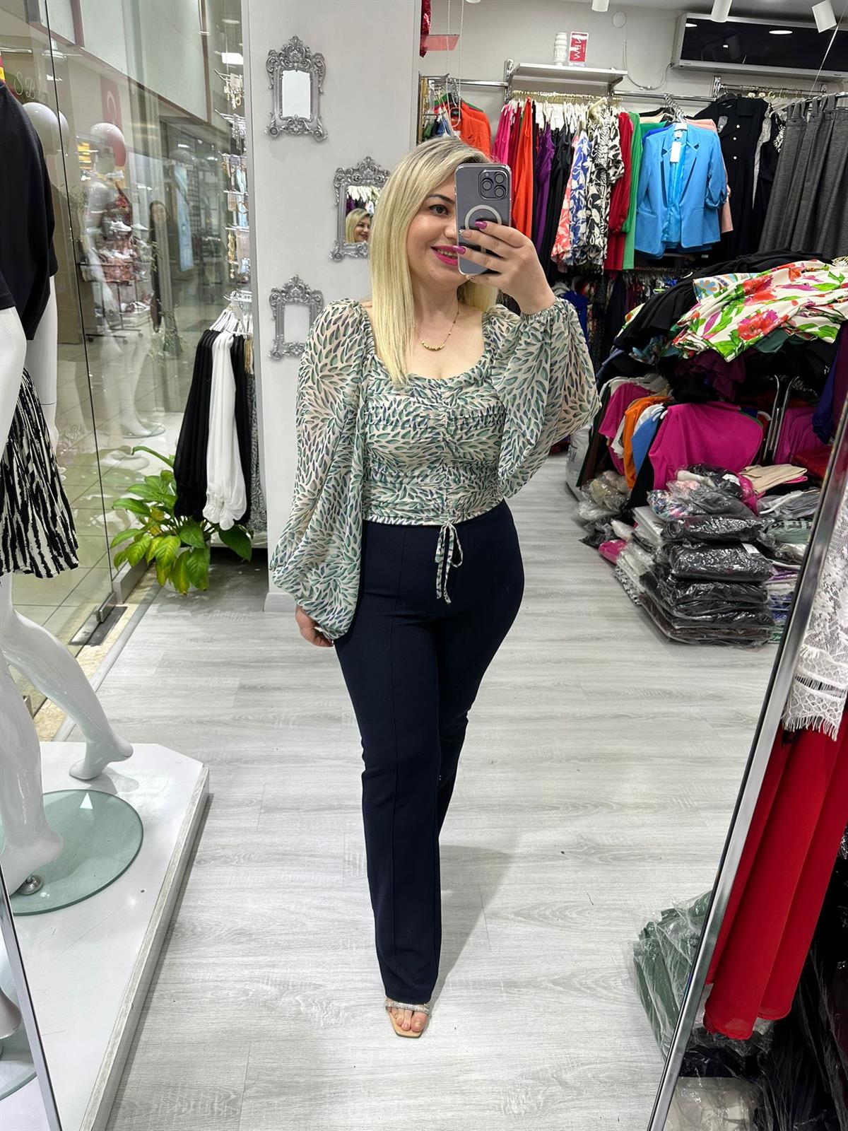 Desenli Büzgülü Ve Bağlama Detaylı Kolları Balon Şifon Bluz · 2