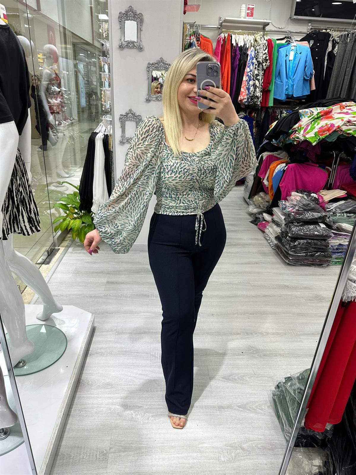 Desenli Büzgülü Ve Bağlama Detaylı Kolları Balon Şifon Bluz · 4