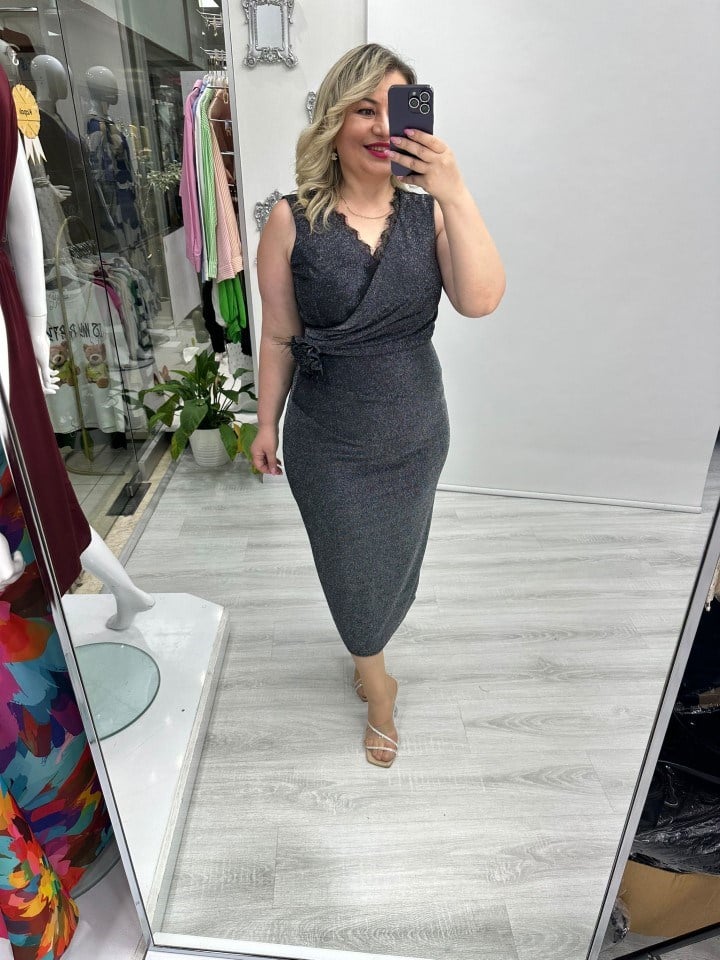 Gümüş Gri Siyah Kolsuz Yaka Dantelli Belinde Çiçek Broşlu Elbise arn 41029 