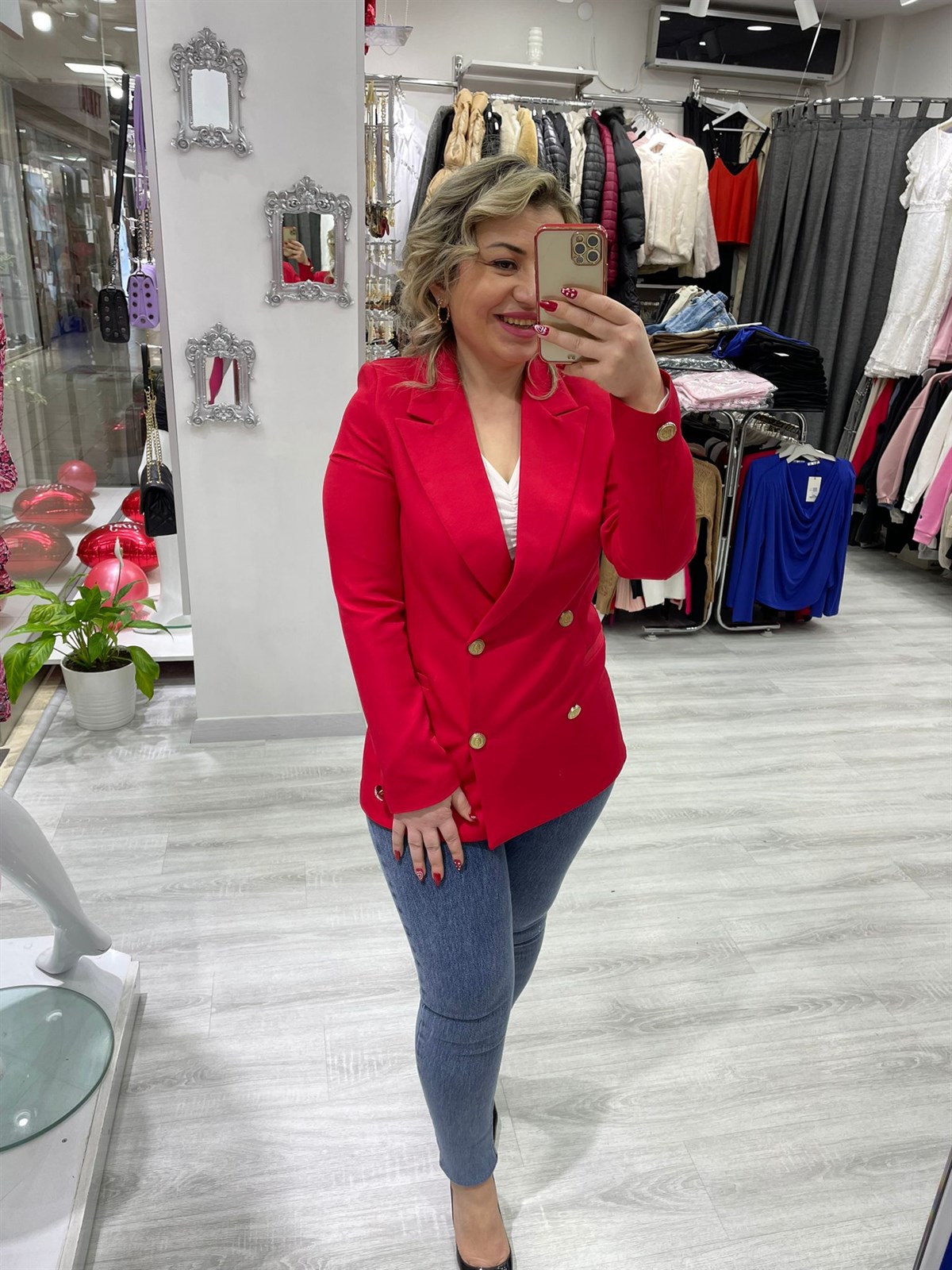 Kadın Gold Düğmeli Kırmızı Ceket · 3
