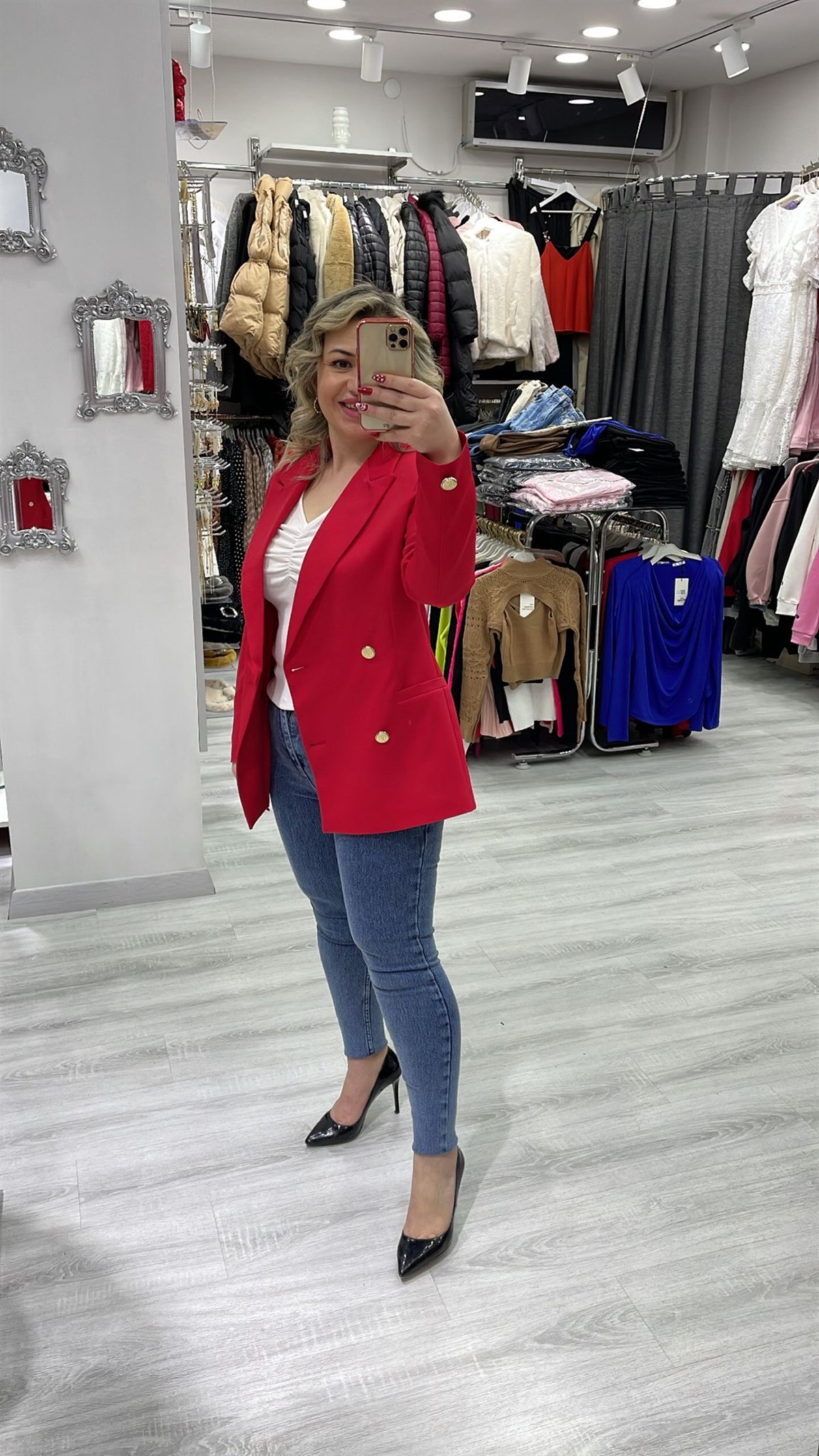 Kadın Gold Düğmeli Kırmızı Ceket · 2