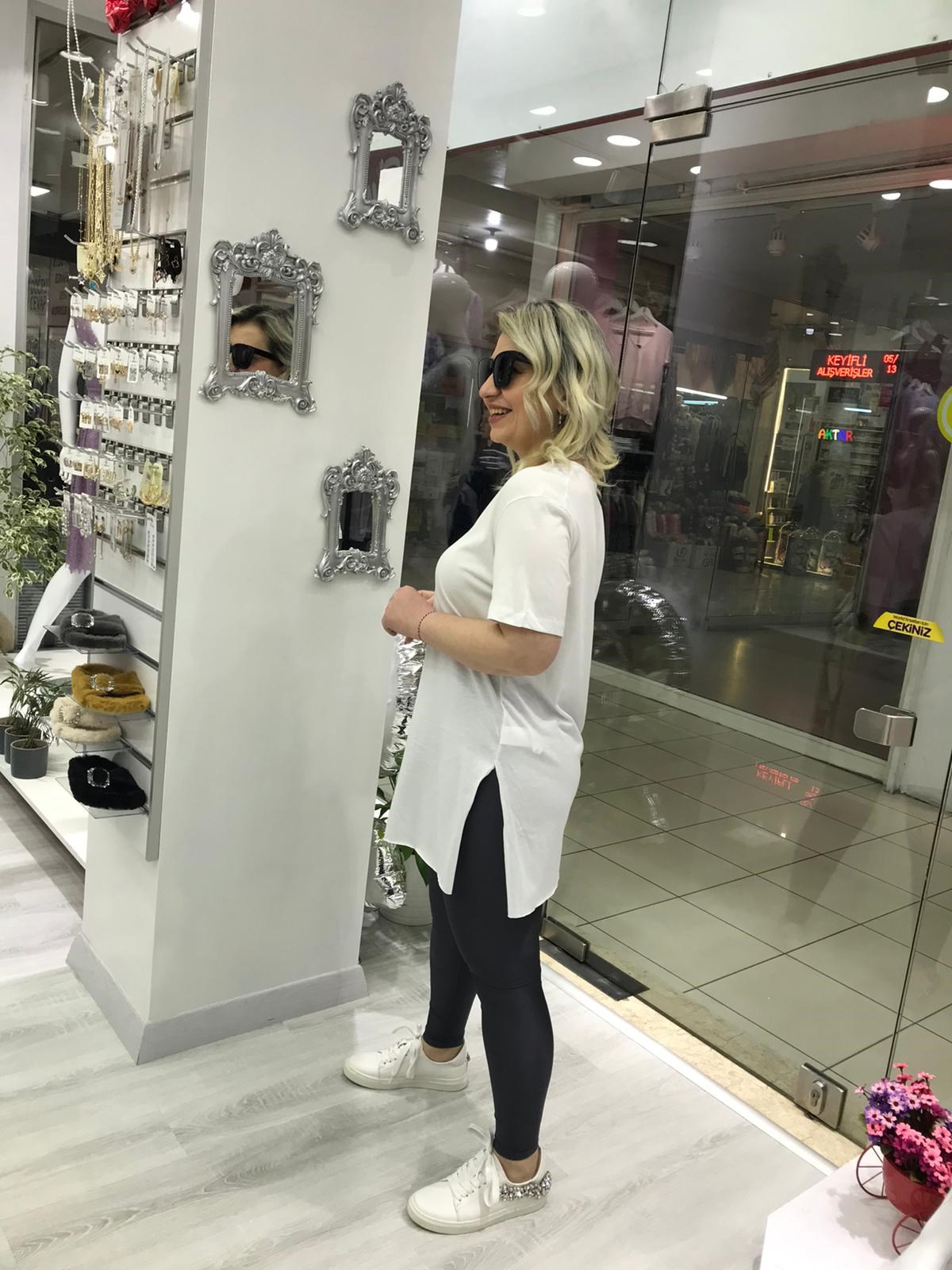 Kadın V Yakalı Yan Yırtmaçlı Beyaz Tişört 