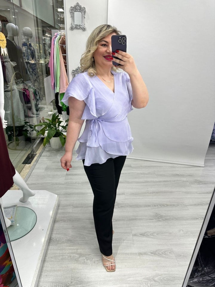 Lila Organze Şifon Kruvaze Yaka Kısa Kol Ve Etek Volanlı Bağlamalı Bluz stp 26y1478