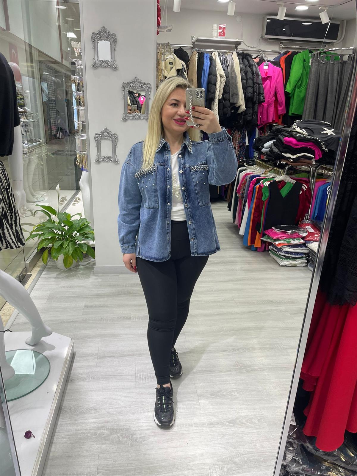 Mavi Tasarım Yaka Ve Cep Taşlı Kot Ceket · 2