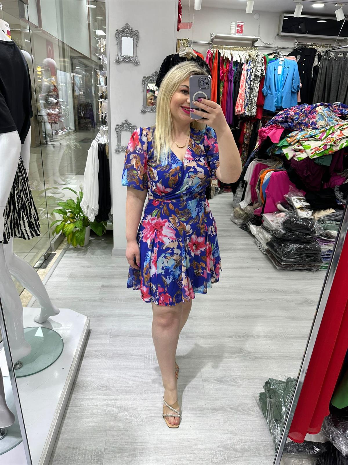 Mor Üzeri Pembe Çiçekli Üçgen Etekli Şifon Elbise 5841 · 6