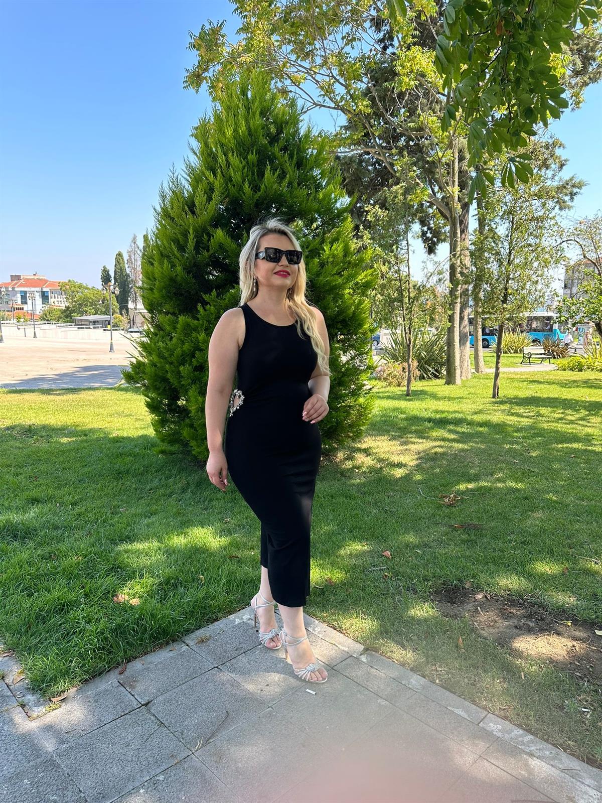 Özel Koleksiyon Kalp Dekolte Detaylı Siyah Elbise · 2