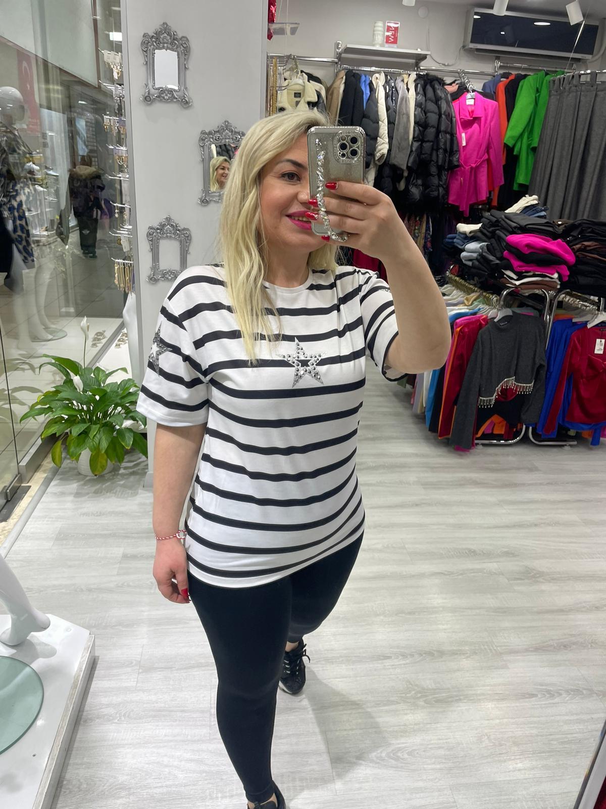 Siyah Beyaz Çizgili Gümüş Yıldız Taşlı Detaylı  Tişört · 4