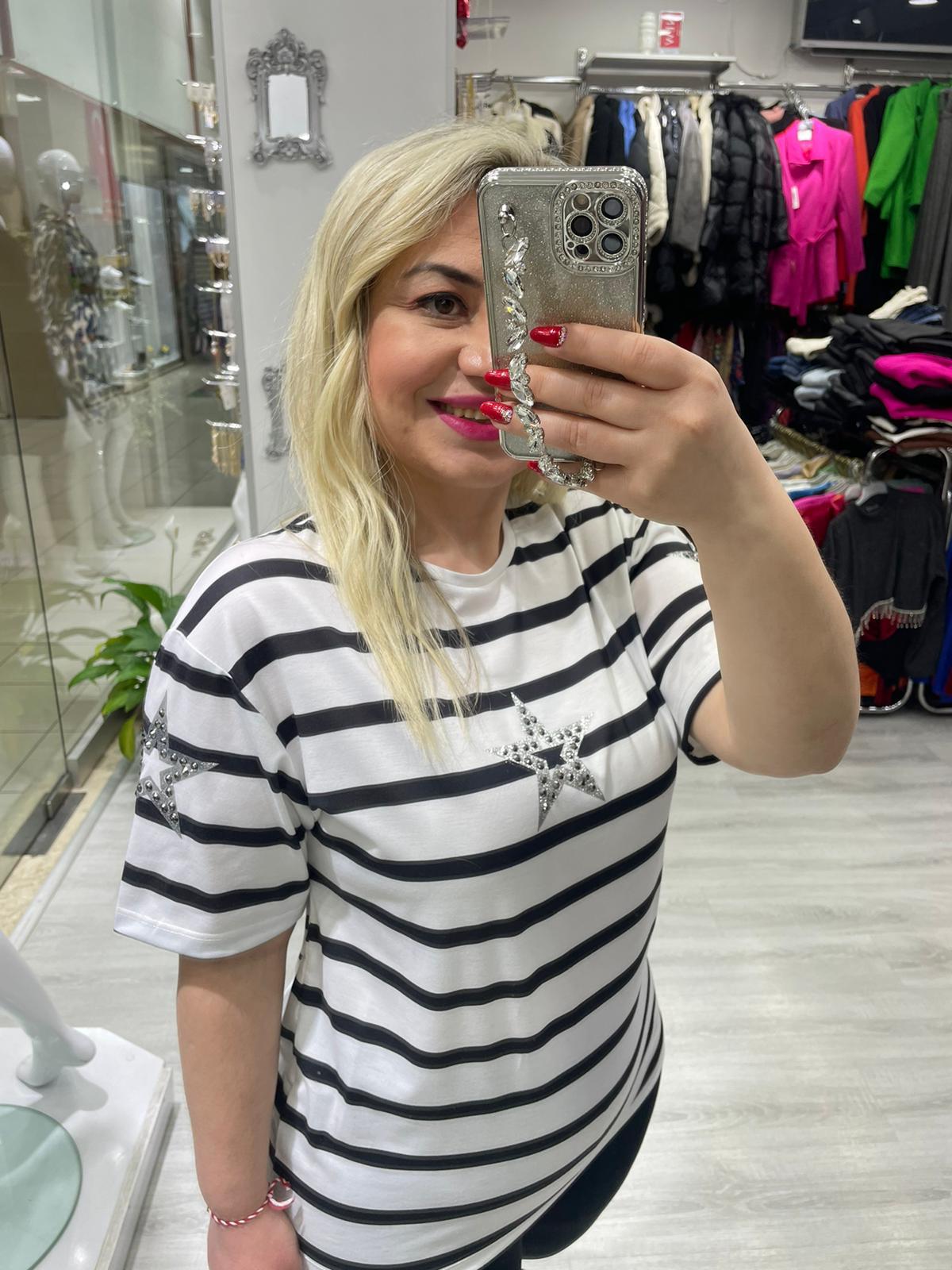 Siyah Beyaz Çizgili Gümüş Yıldız Taşlı Detaylı  Tişört · 2