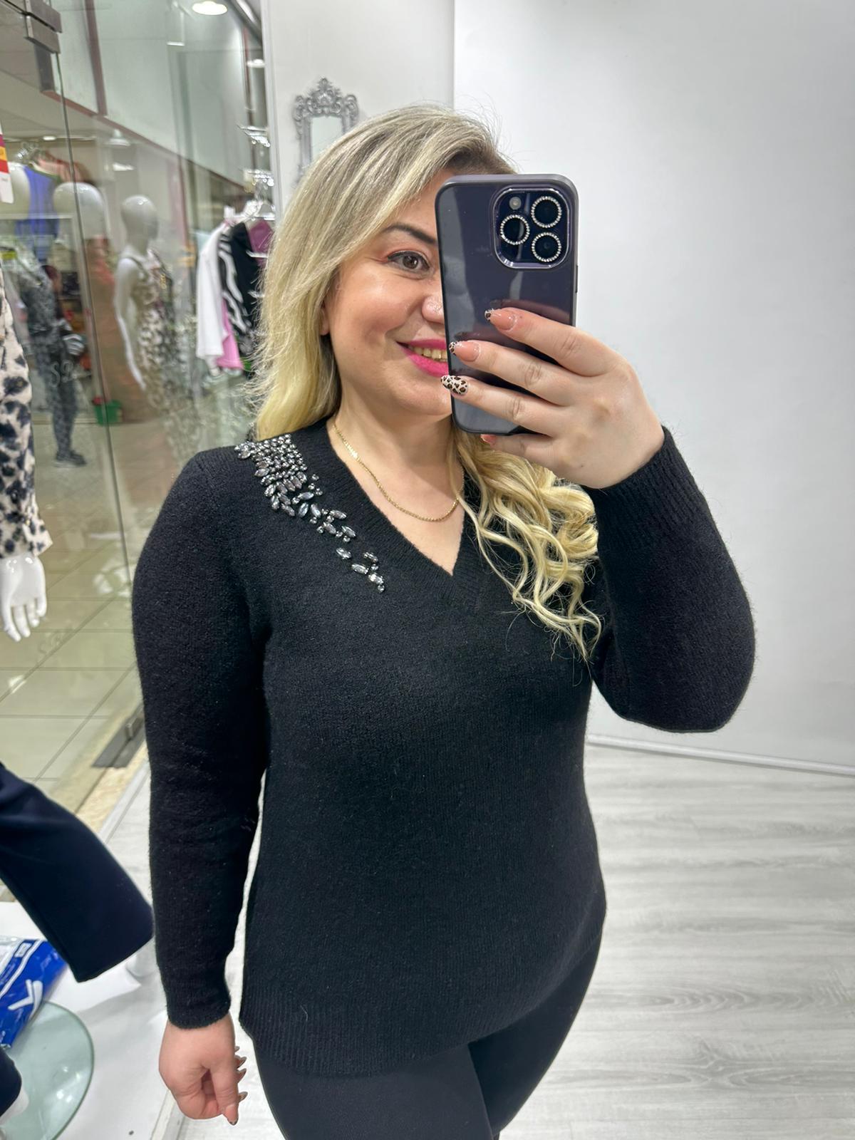 Siyah Bir Tarafı Taş İşlemeli V Yaka Triko Kazak wnll 70355
